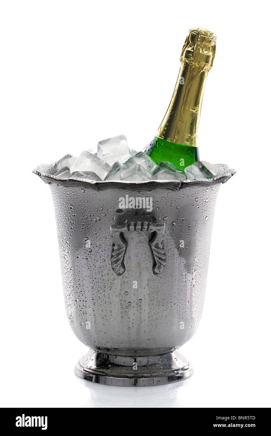 La bouteille de champagne dans seau à glace rempli de glace (isolé sur fond blanc) Banque D'Images