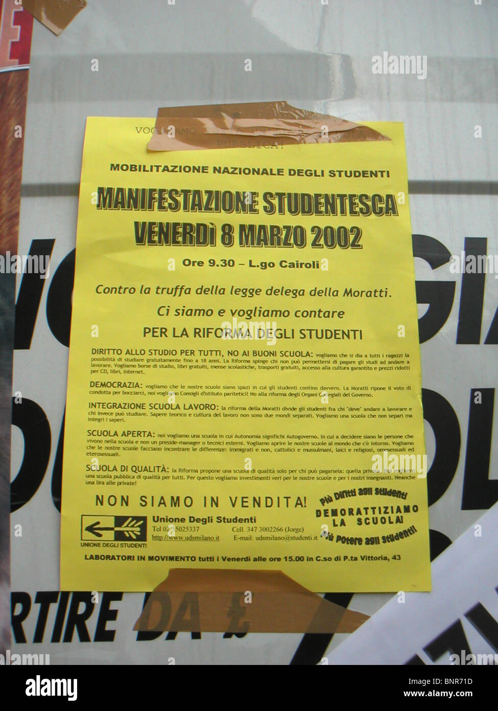 Protestation contre les étudiants de l'école et collège réformes proposées par le maire de la ville de Milan, Letizia Moratti, le 8 mars 2002 - Poster Banque D'Images