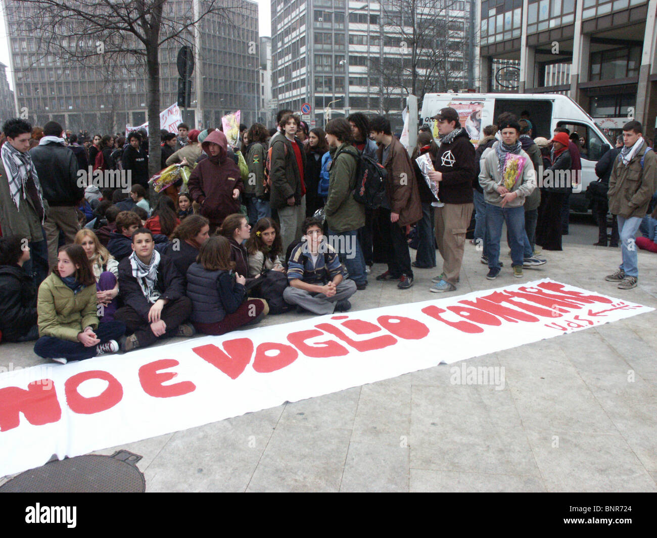 Protestation contre les étudiants de l'école et collège réformes proposées par le maire de la ville de Milan, Letizia Moratti, le 8 mars 2002 - bannière Banque D'Images