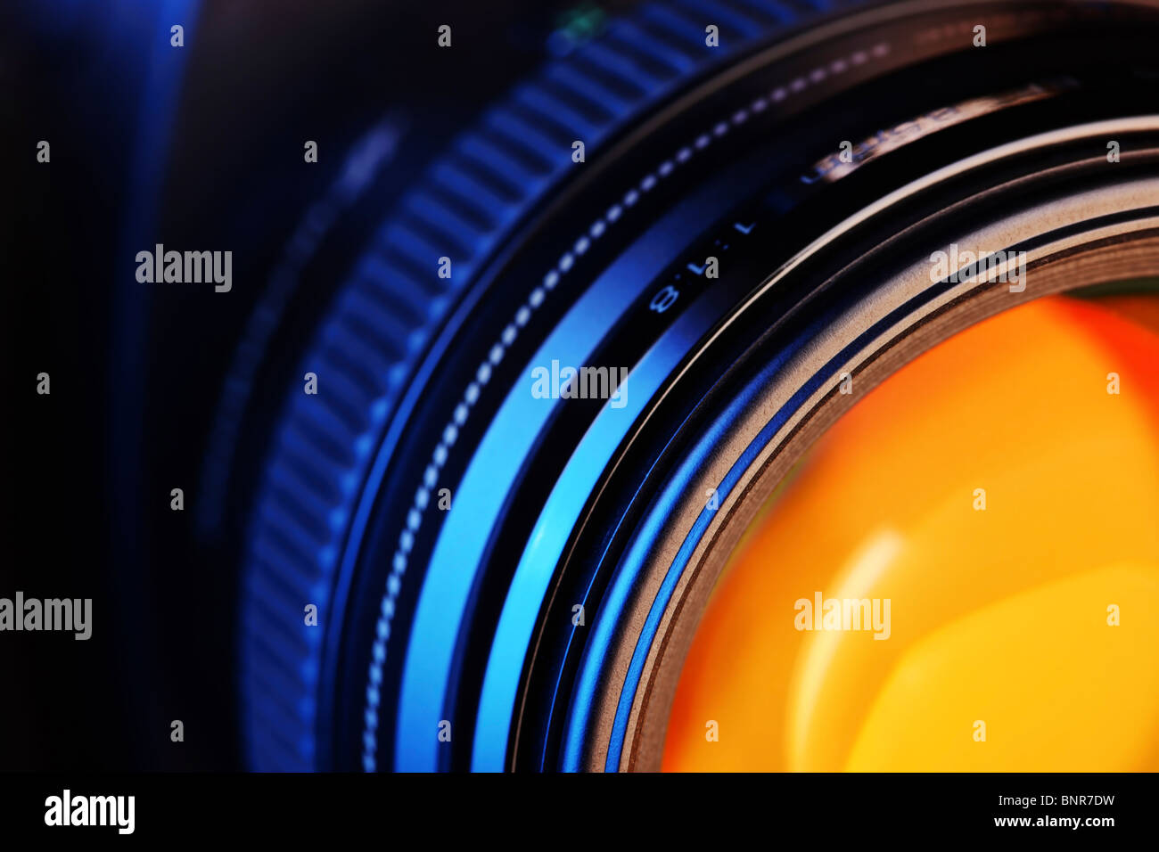 Close-up d'une caméra-objectif relié à un appareil photo numérique moderne Banque D'Images