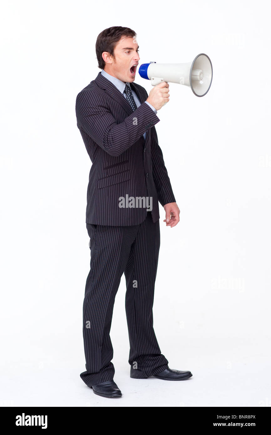 Homme debout en criant à travers un mégaphone Banque D'Images