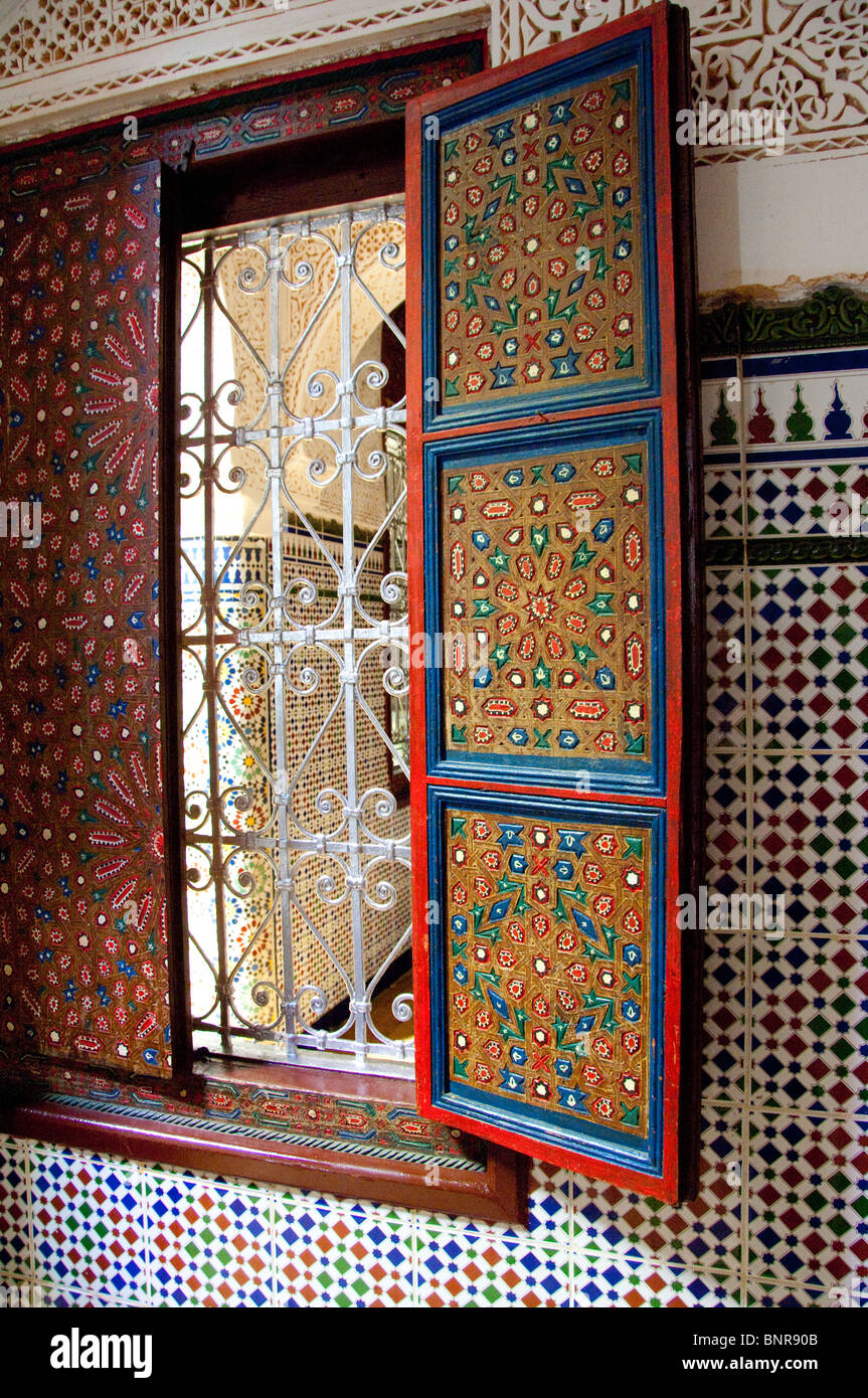 Le Maroc, Tétouan. Restaurant historique à l'architecture typiquement marocaine, volets en bois orné & tile wall. Banque D'Images