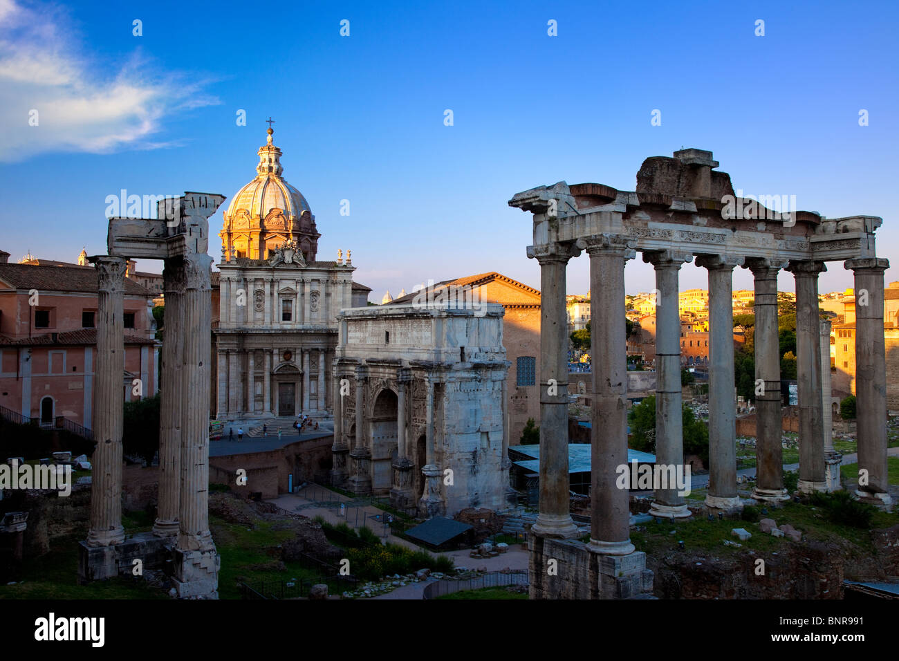 Les dernières lueurs du crépuscule, le Chiesa dei Santi Luca e Martina et les ruines du Forum Romain, Rome, Latium, Italie Banque D'Images