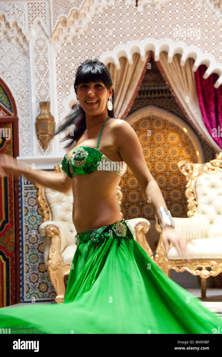 Le Maroc, Tétouan. Marocain typique danseuse du ventre. Banque D'Images