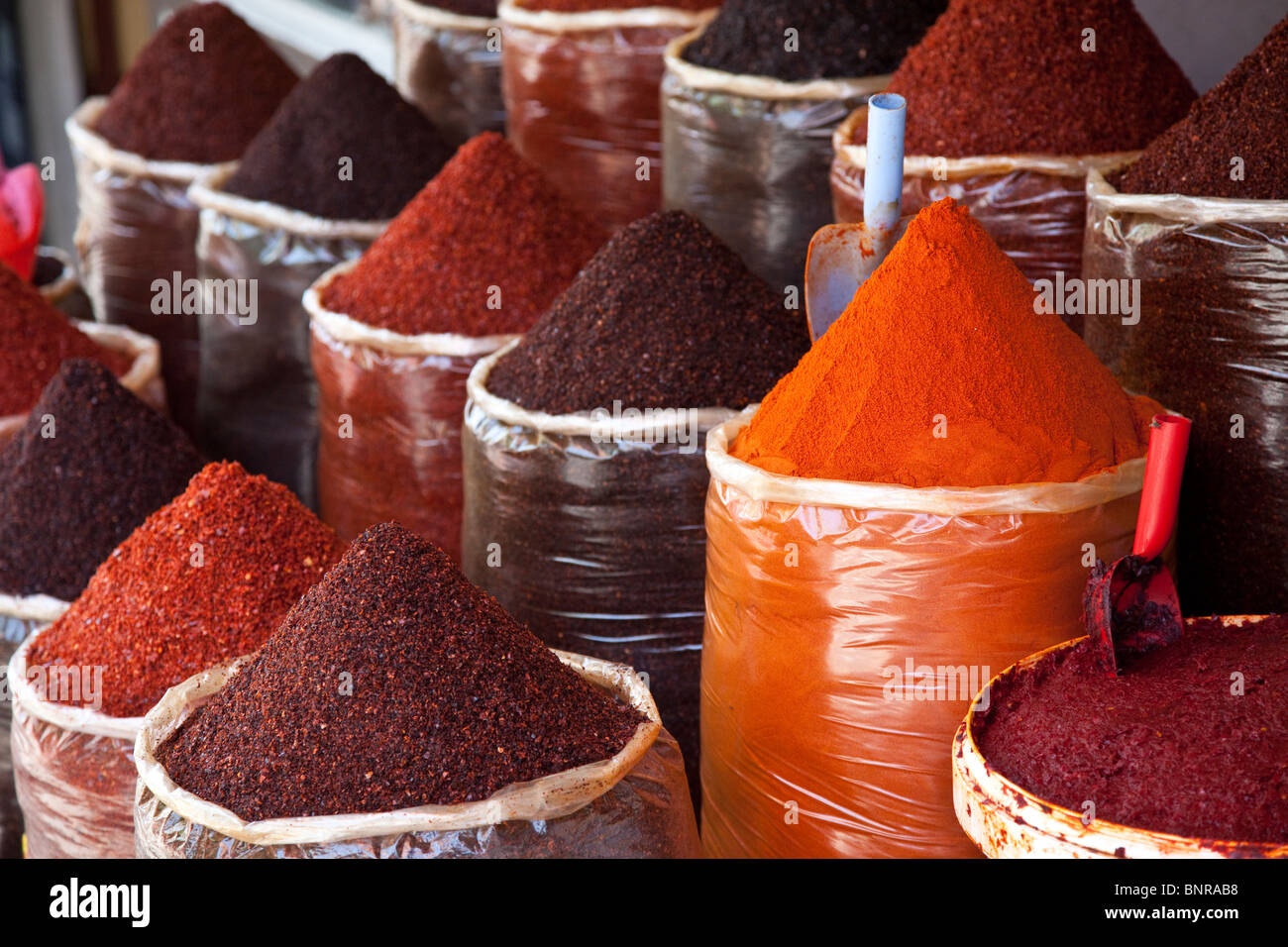 Poivrons rouge célèbre dans le bazar à Sanliurfa, en Turquie Banque D'Images