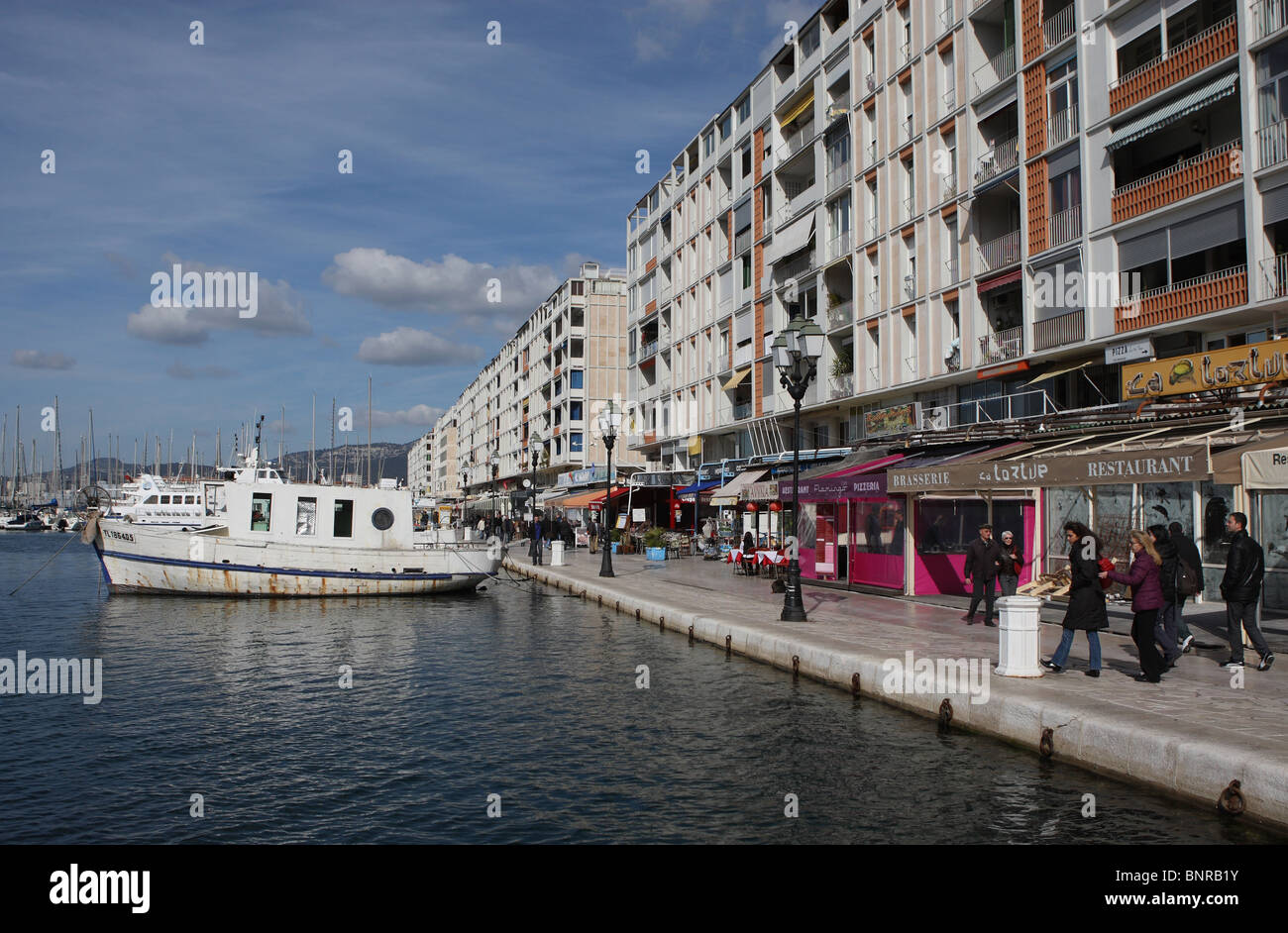Bateau de pêche et des cafés dans le port de Toulon, Var, Cote d'Azur, Provence, France, Europe Banque D'Images