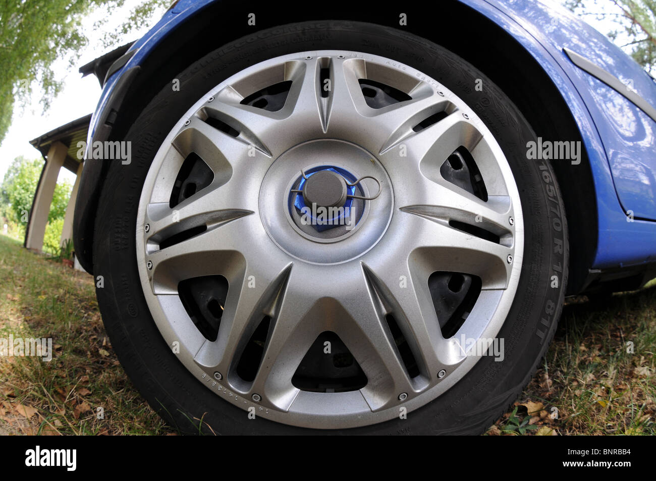 Roue de voiture VW Polo, perspective fisheye Banque D'Images