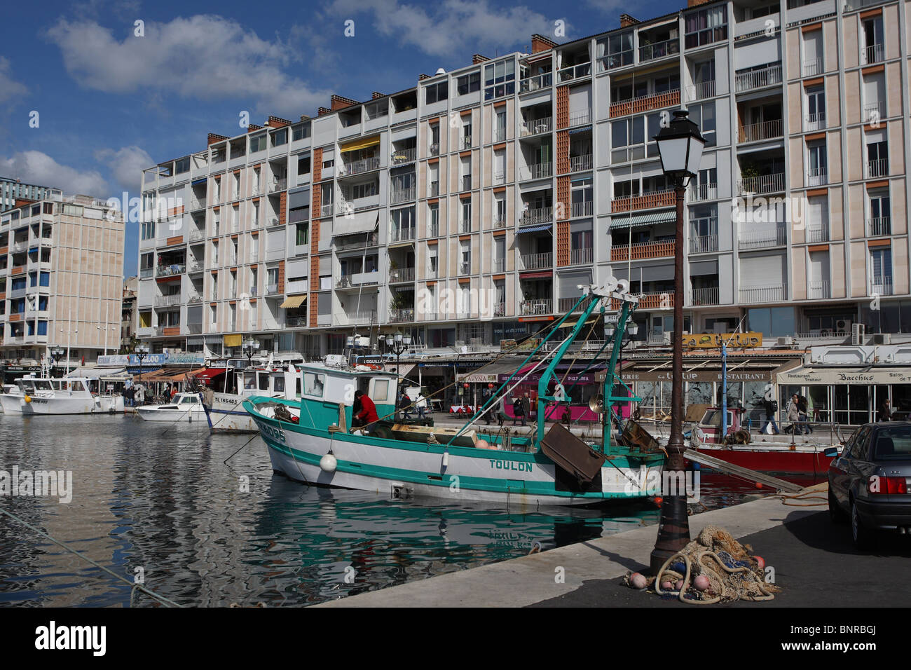 Les bateaux de pêche et des cafés dans le port de Toulon, Var, Cote d'Azur, Provence, France, Europe Banque D'Images