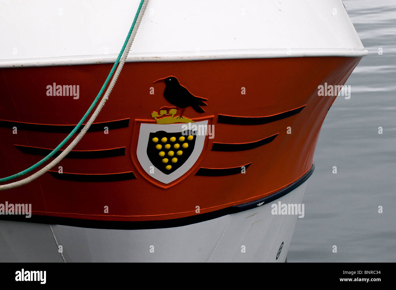 Les armoiries et la proue d'un bateau de pêche amarré à Newlyn hrabour à Cornwall. Banque D'Images