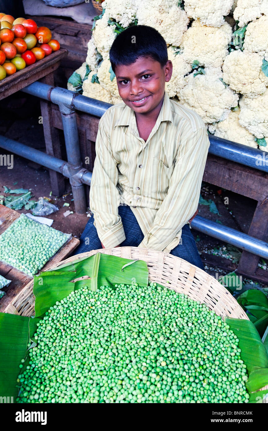 Inde - Karnataka - Mysore - boy at Devaraja Market Banque D'Images