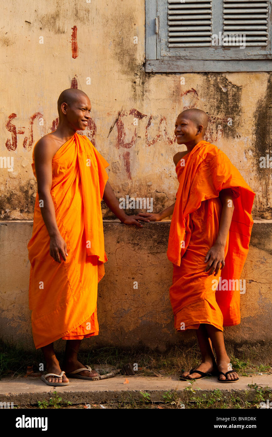 Les moines novices cambodgiens à discuter à l'extérieur d'un bâtiment colonial - Province de Kandal, Cambodge Banque D'Images