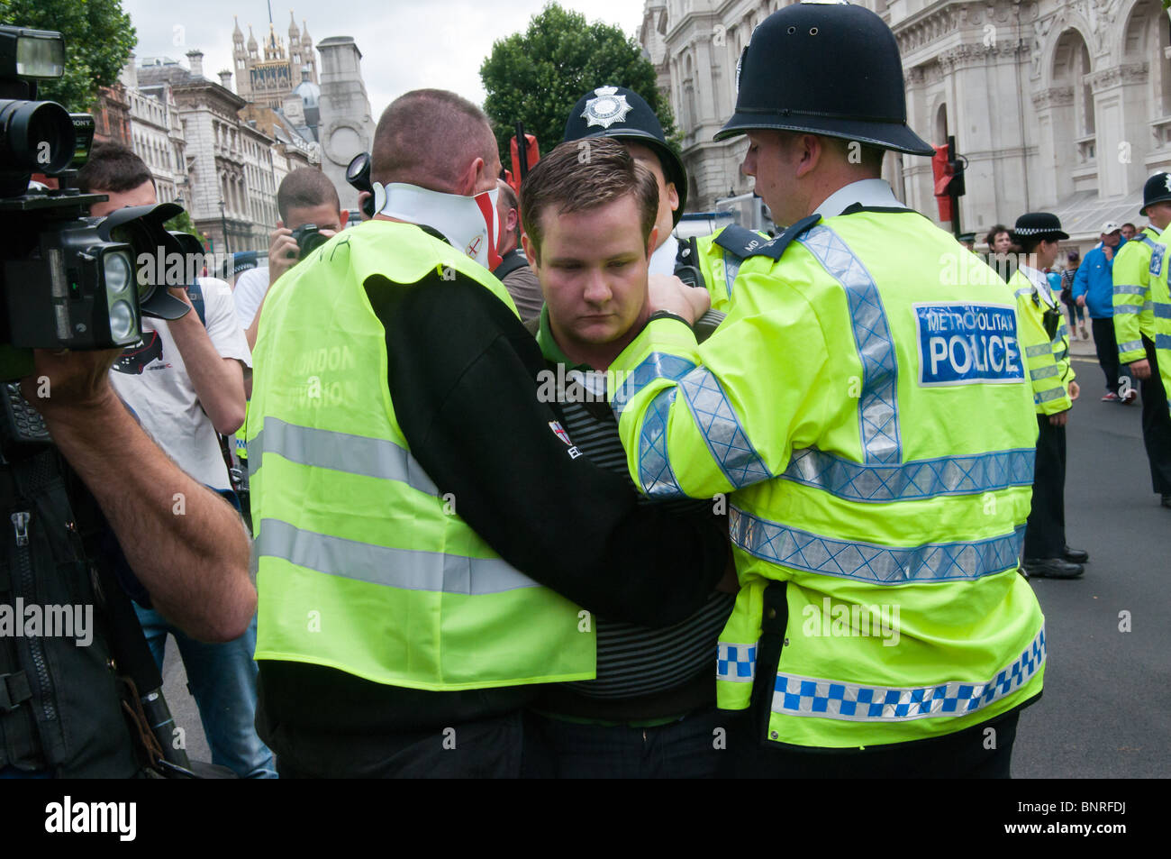 EDL steward et police détient démonstrateur ENA dans Whitehall à Alliance nationaliste anglais Mars, Londres, 31/07/2010 Banque D'Images