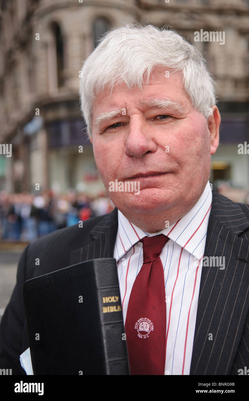 Le ministre presbytérien libre tenant une sainte bible Banque D'Images