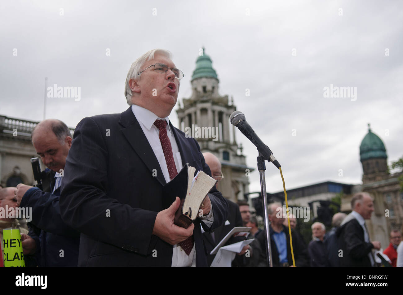 Le ministre presbytérien libre tient une bible tout en prêchant en dehors de Belfast City Hall. Banque D'Images