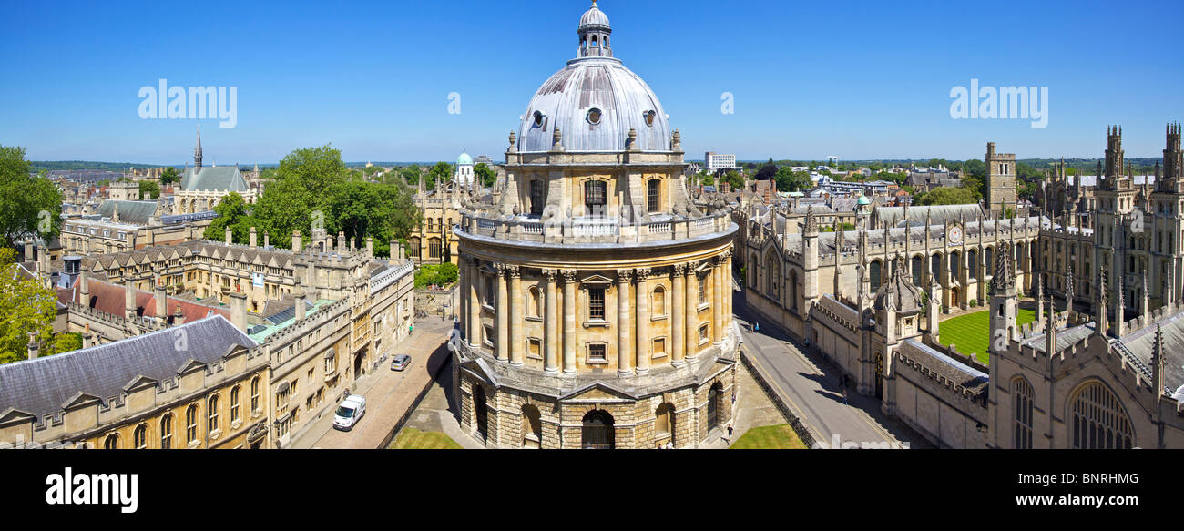 Vue panoramique de la Radcliffe Camera à Oxford en Angleterre de la tour de l'église St Mary Banque D'Images