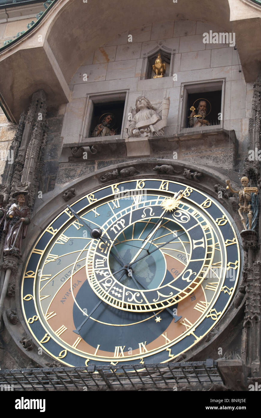 Prazsky Orloj Réveil dans Staromestske Namesti, la place principale de Prague Banque D'Images