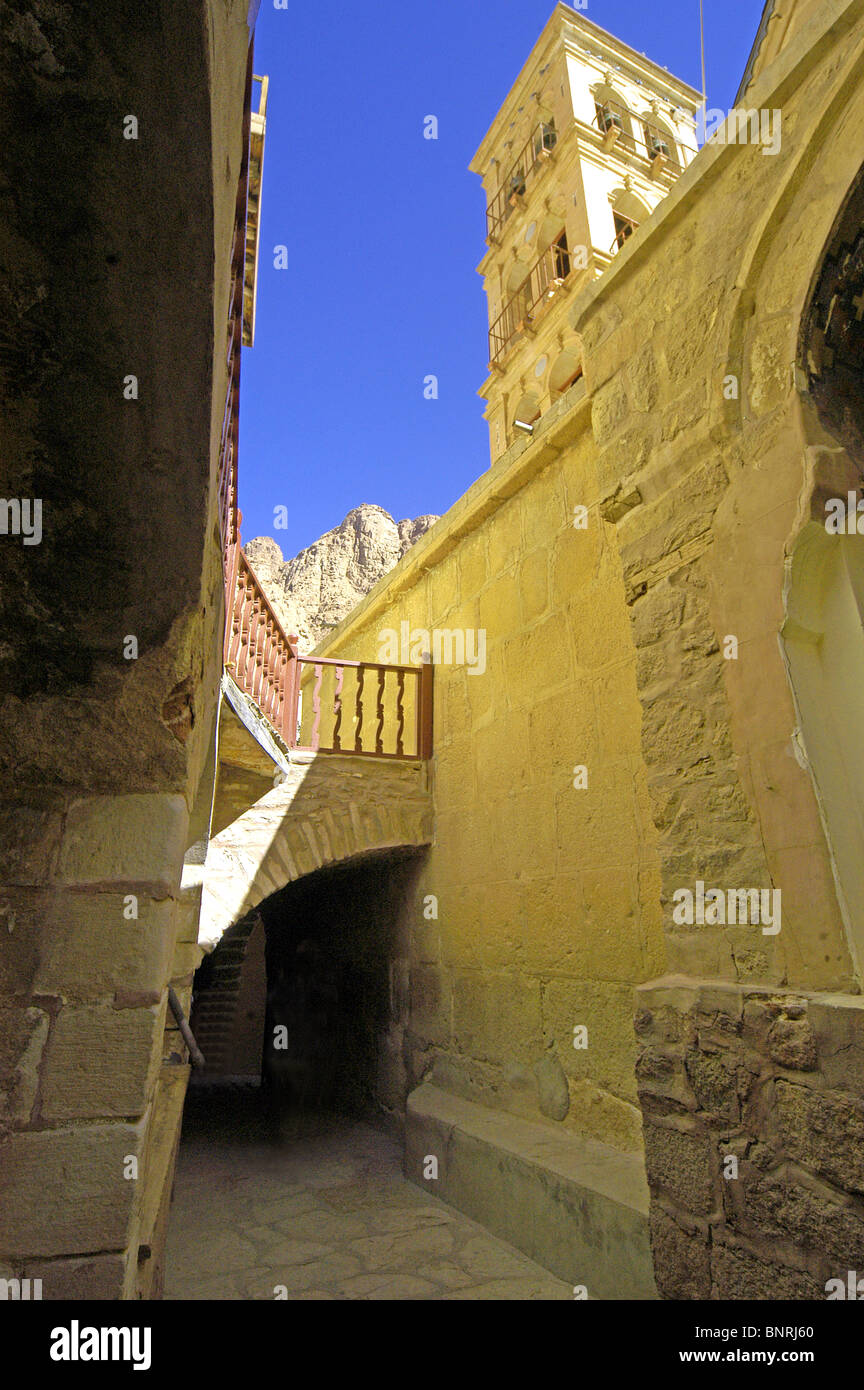 L'intérieur du monastère de Sainte Catherine est montrant le clocher de l'église de la configuration. Sinaï. Banque D'Images