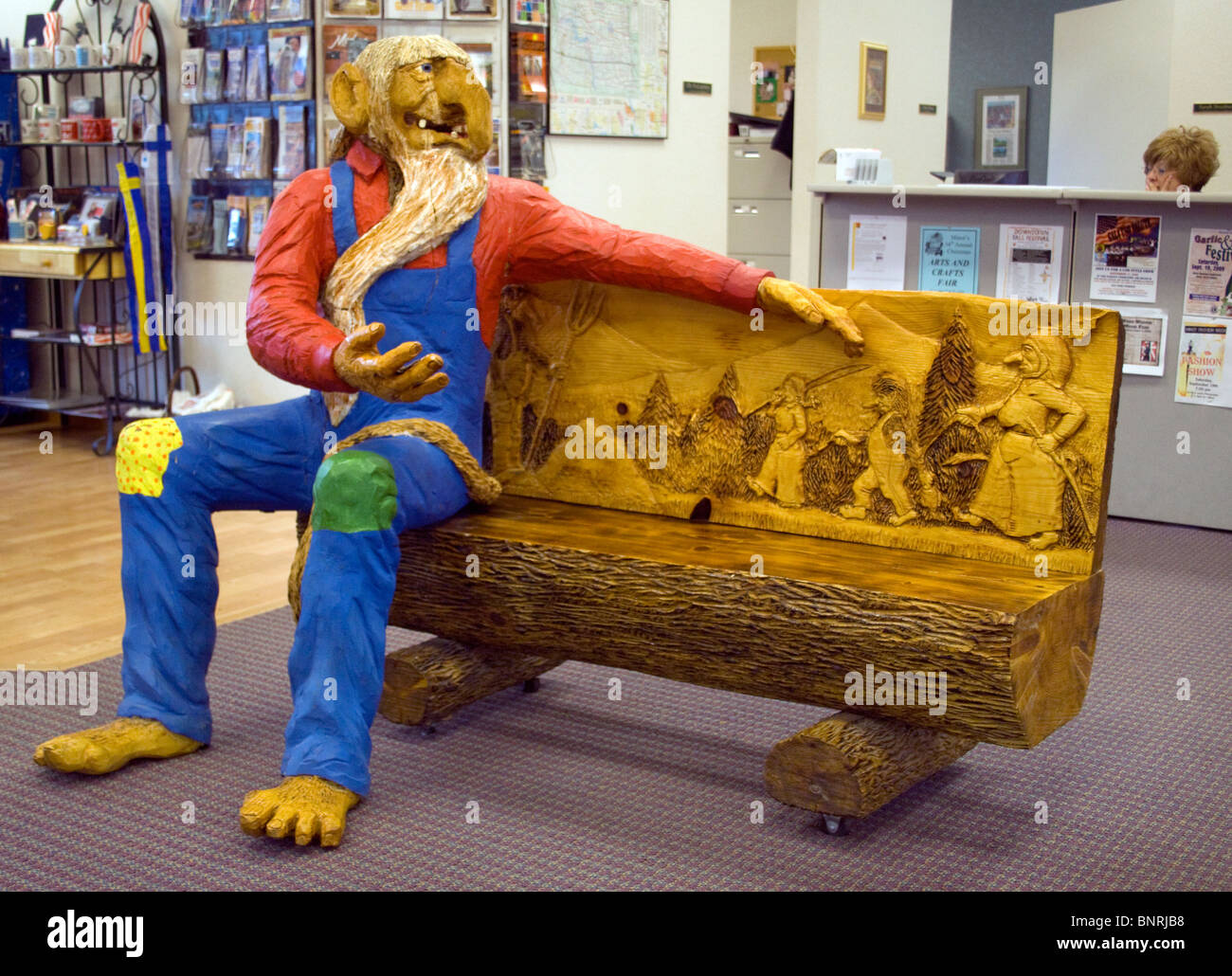 Un ogre vert convivial se trouve sur un banc à l'extérieur d'une boutique de cadeaux à Minot, Dakota du Nord, invitant les visiteurs à prendre des photos amusantes et une touche de fantaisie au bord de la route. Banque D'Images