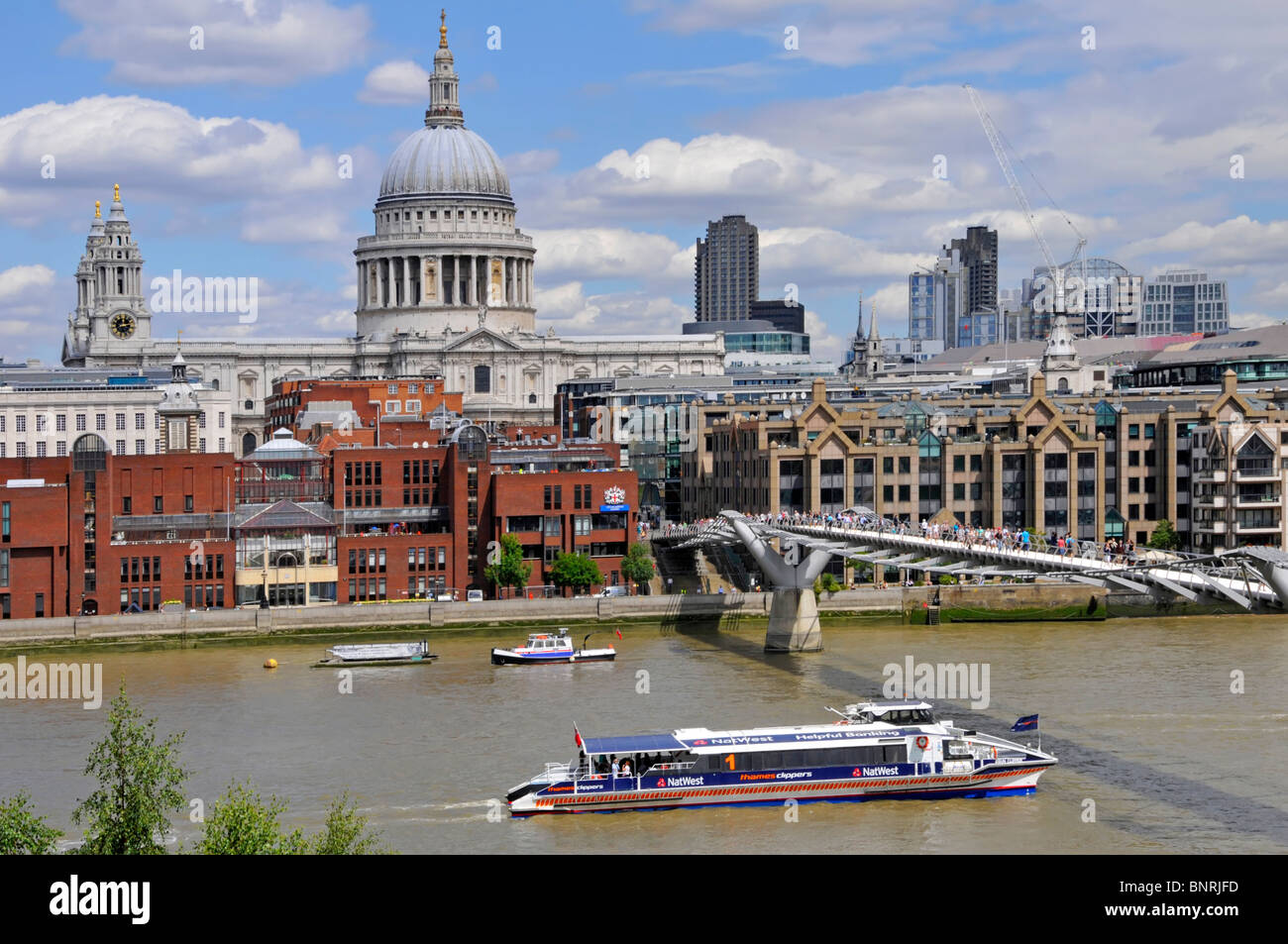 Tamise passagers rapide Clipper boat service passant la cathédrale St Paul et la passerelle du millénaire Banque D'Images