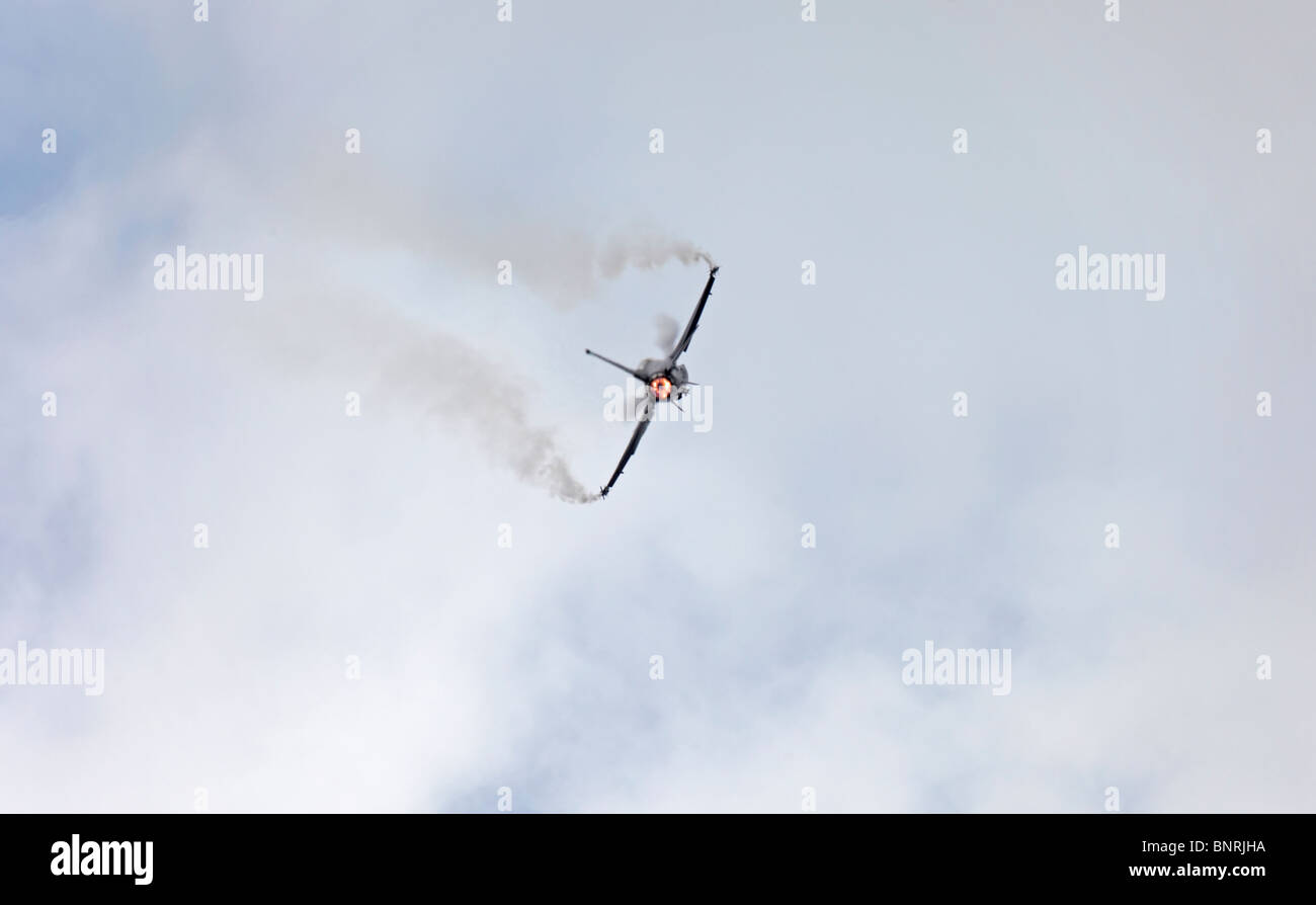 Farnborough Lockheed Martin F-16C Fighting Falcon After Burner Banque D'Images