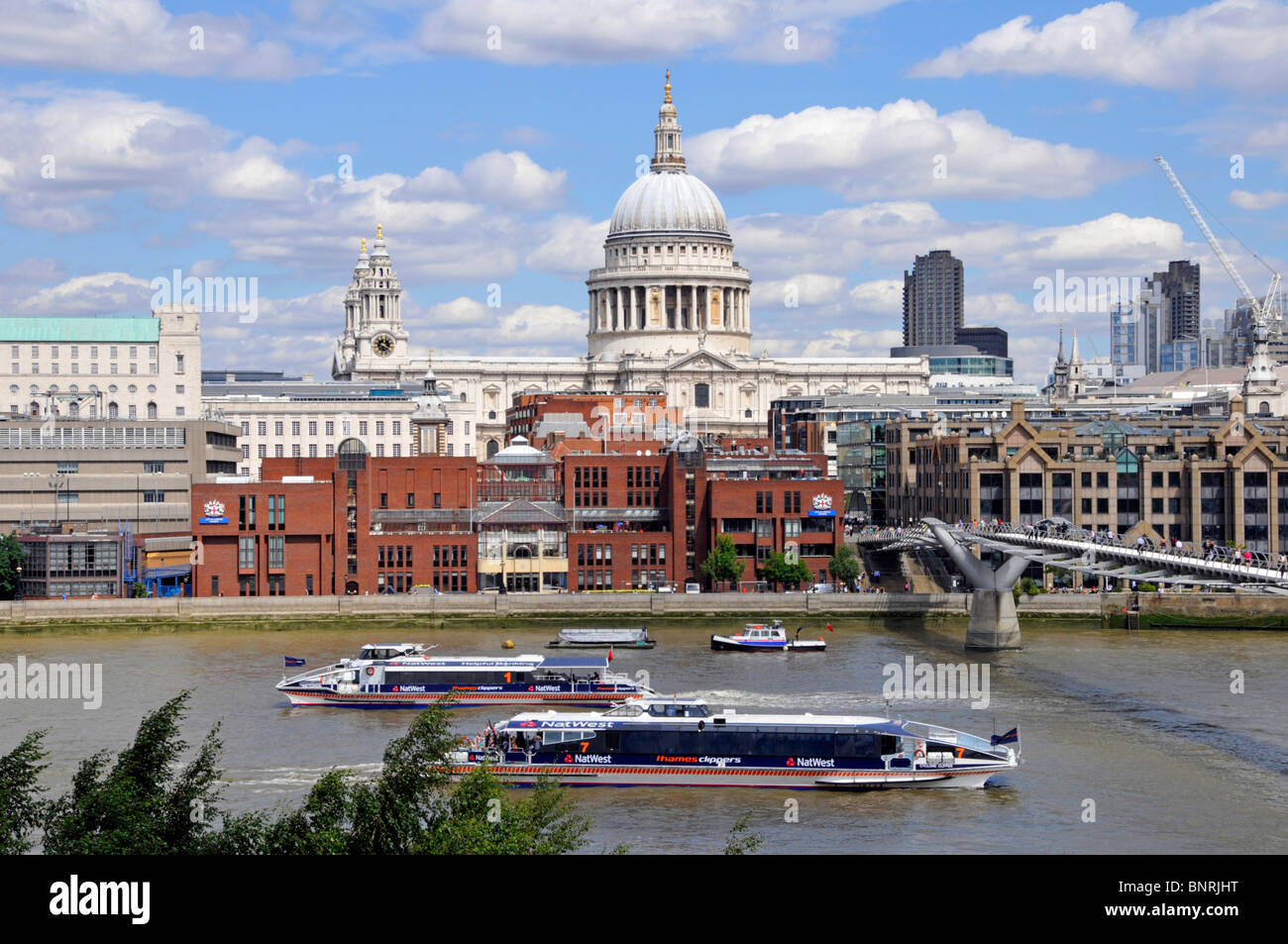 Tamise passagers Clipper rapide service bateaux passant la cathédrale St Paul et la passerelle du millénaire Banque D'Images