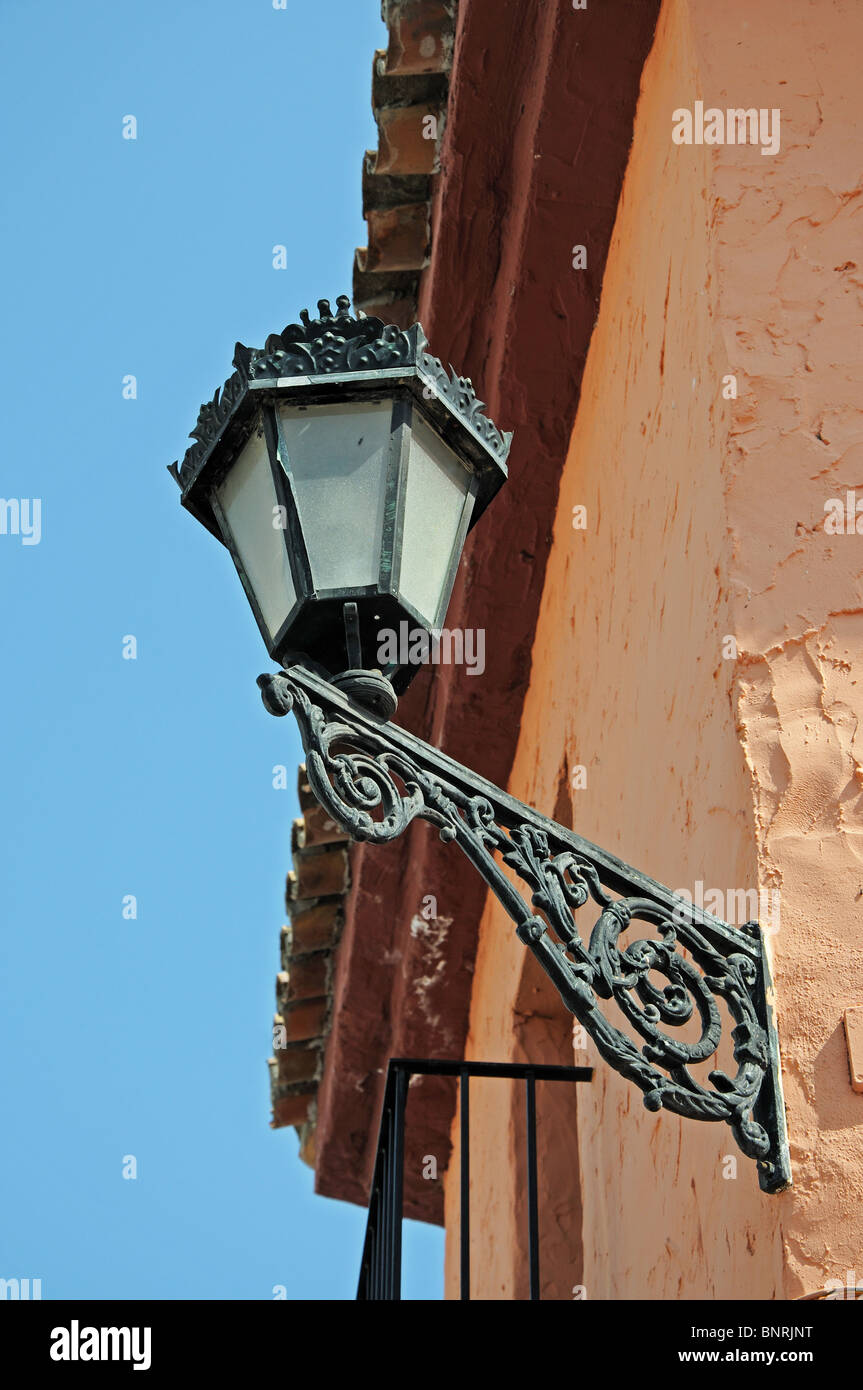 Lanterne en fer forgé à l'angle d'une maison de ville, Marbella, Costa del Sol, la province de Malaga, Andalousie, Espagne, Europe de l'Ouest. Banque D'Images