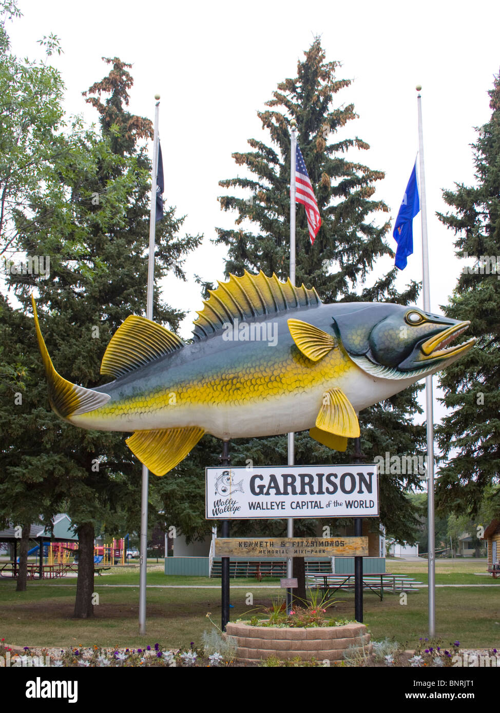 Garrison, Minnesota revendique fièrement le titre de « capitale mondiale du doré jaune » avec une statue géante de doré jaune saluant les visiteurs au bord du lac. Banque D'Images