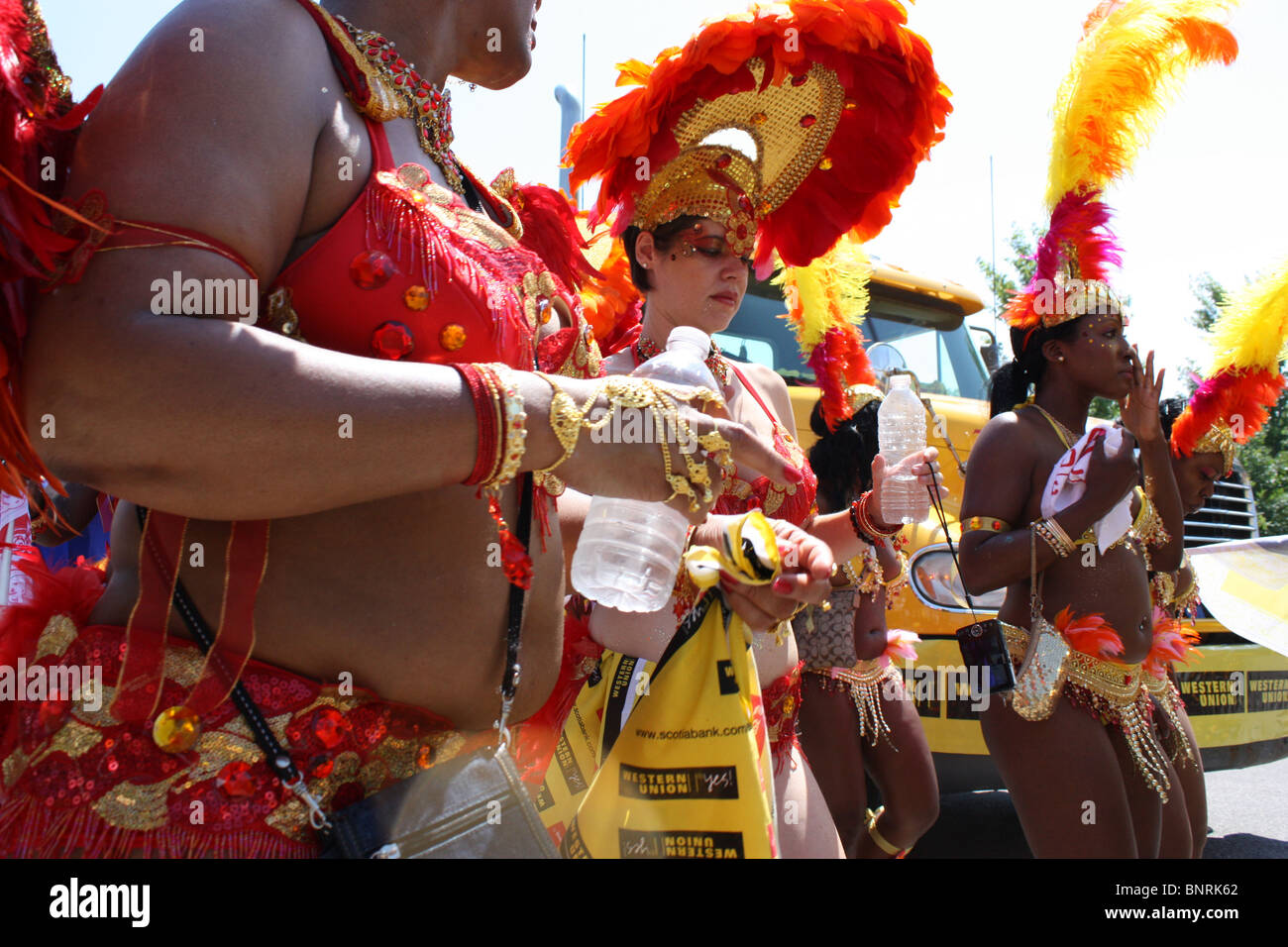 Bouteille eau été costume de femme de plein air Banque D'Images