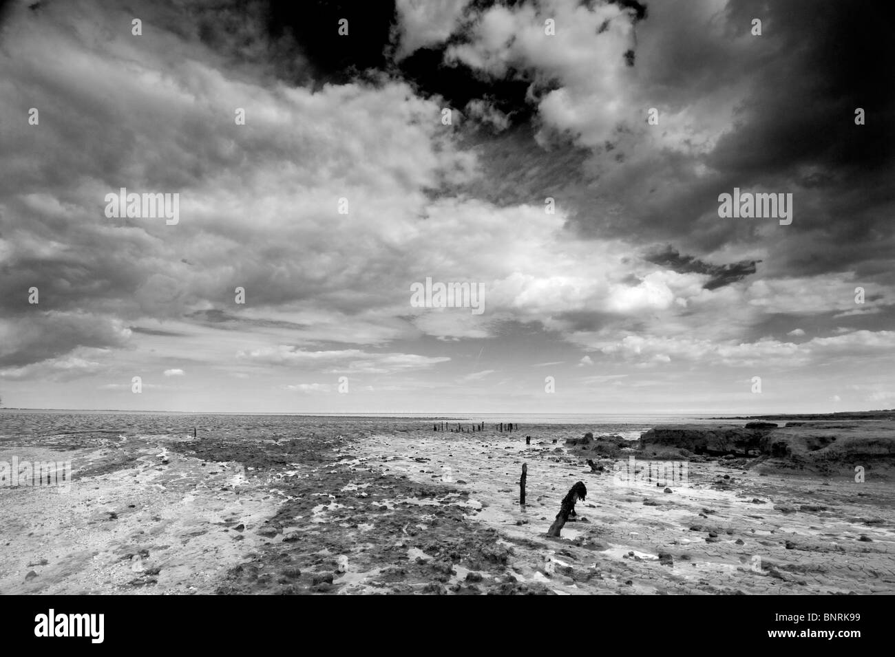 Image en noir et blanc de la plage de bradwell-on-sea, Essex Banque D'Images