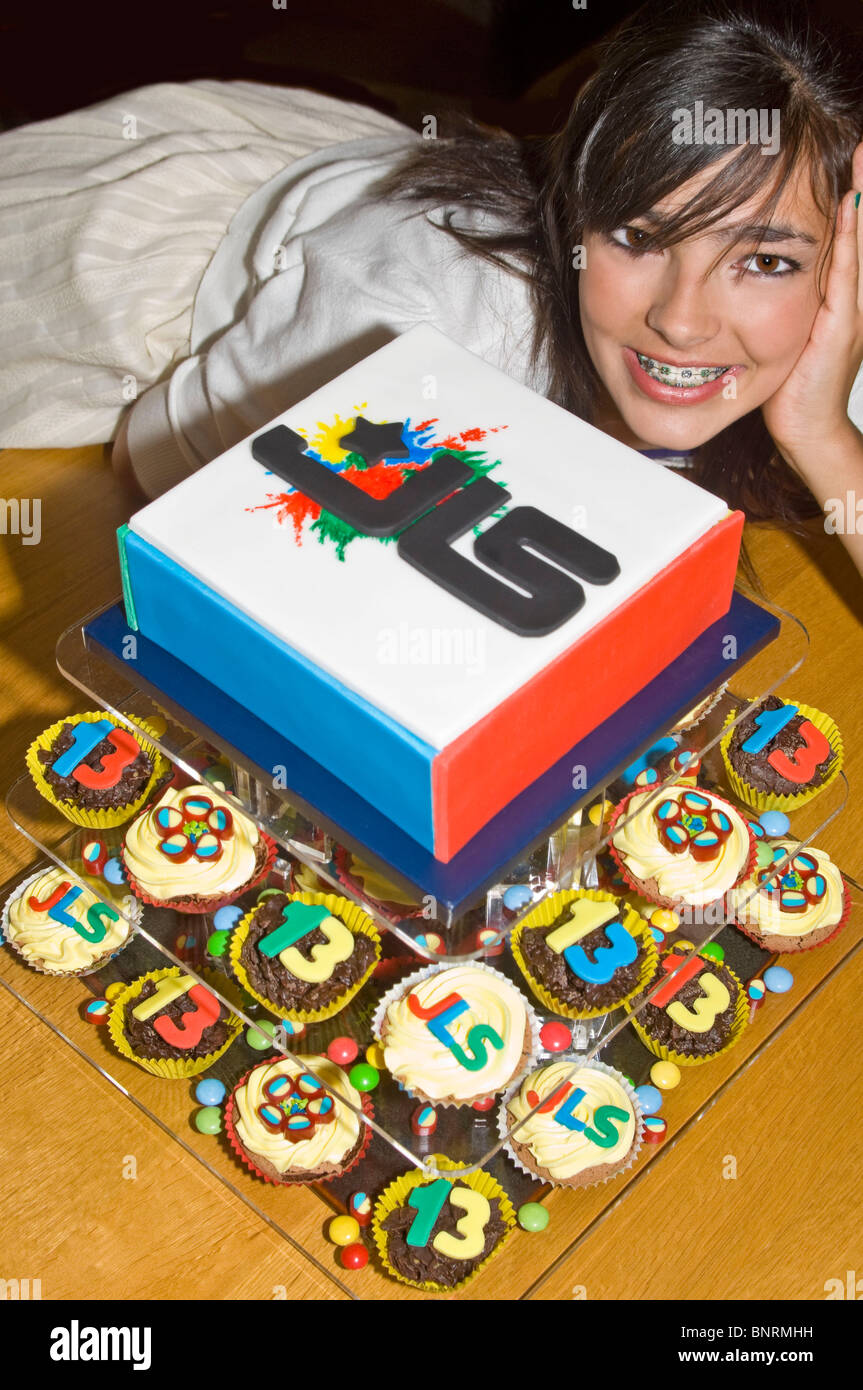 Close Up Portrait Of Vertical De La Fille D Anniversaire Avec Son Gateau D Anniversaire A Theme Et Petits Gateaux Miniatures Photo Stock Alamy