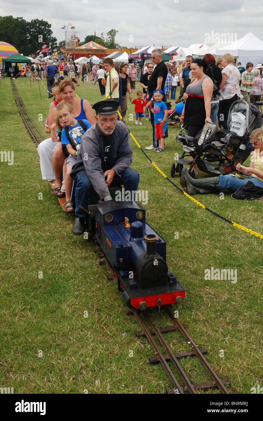 Un chemin de fer miniature ride à l'Heckington Show, Lincolnshire, Angleterre. Banque D'Images