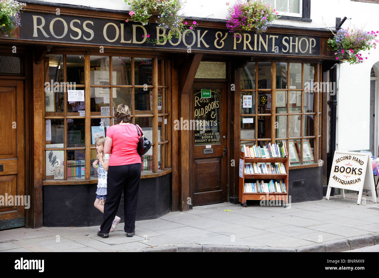 Façade d'une seconde main typique et d'impression de livres dans la rue Ross-On-Wye Herefordshire UK Banque D'Images
