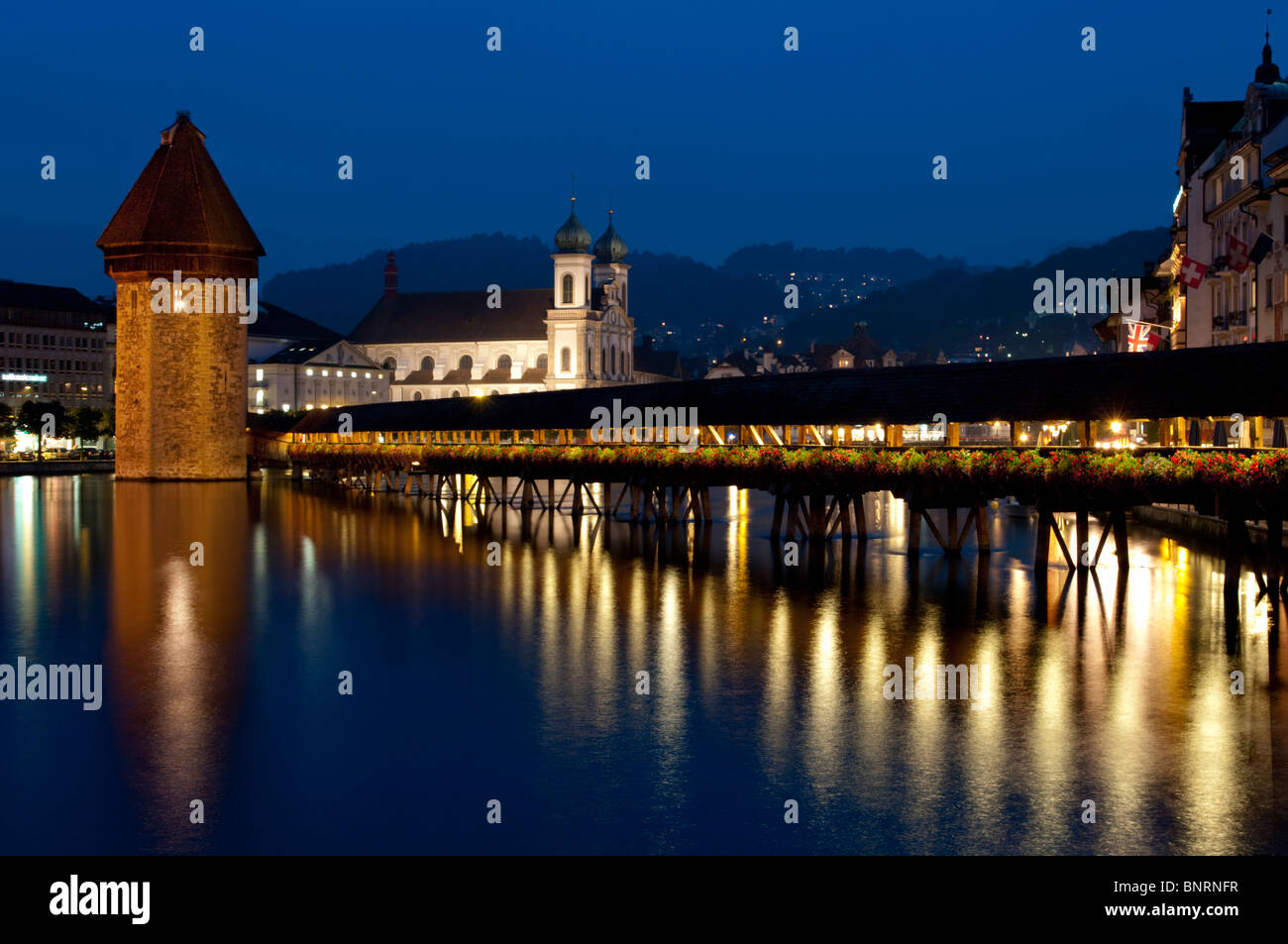 L'Europe, Suisse, Lucerne, pont de la chapelle au crépuscule Banque D'Images