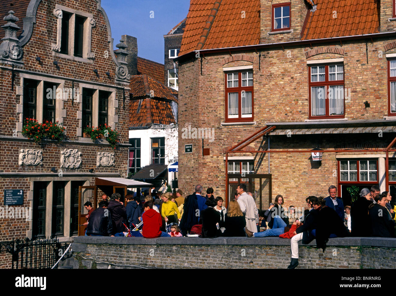 Les Belges, peuple belge, les touristes, visiteurs, Huidenvettersplein, ville de Brugge, Bruges, Flandre occidentale, Flandre occidentale Province, Belgique, Europe Banque D'Images