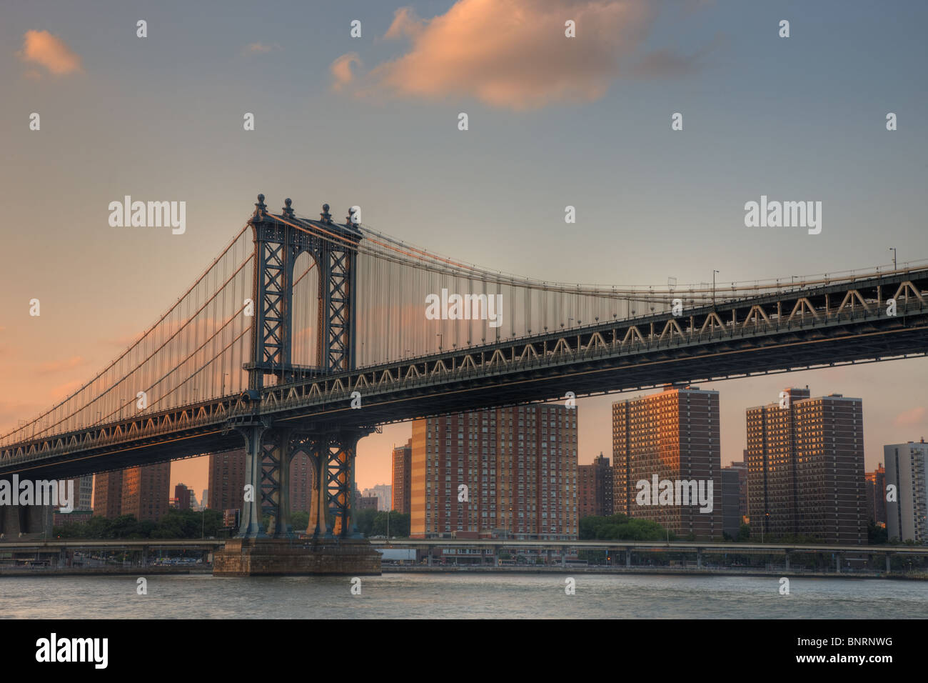 Le Pont de Manhattan, East River et le lower Manhattan en fin d'après-midi dans la ville de New York. Banque D'Images
