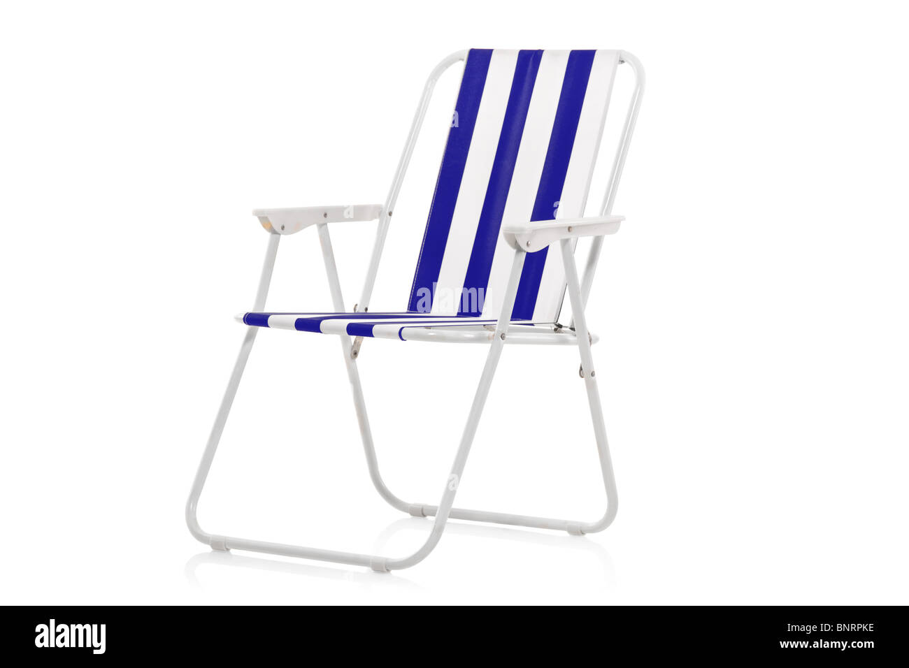 Le bleu et blanc à rayures chaise de plage Banque D'Images