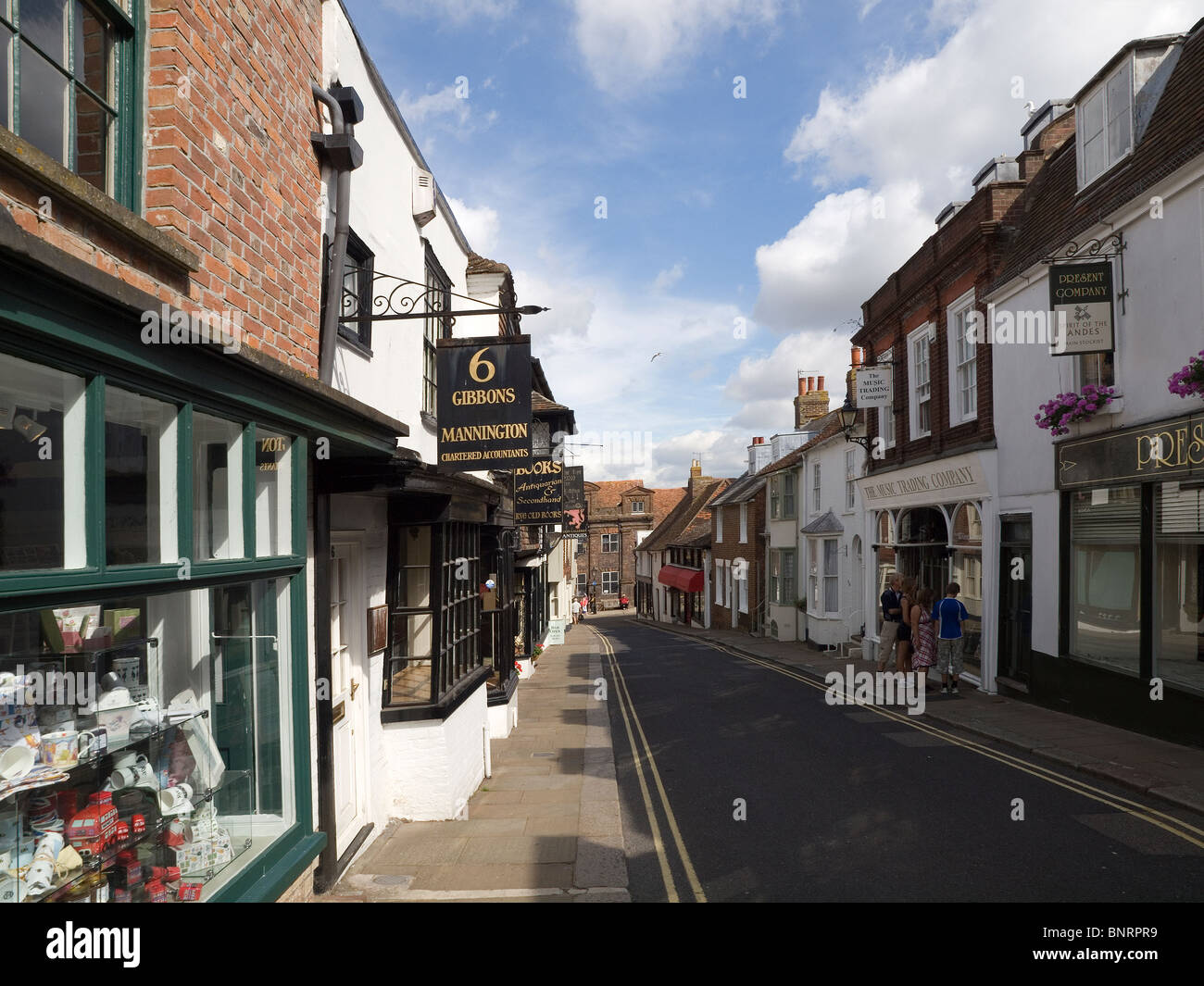 La rue est pittoresque à Rye East Sussex menant de l'église au sommet de la colline Banque D'Images