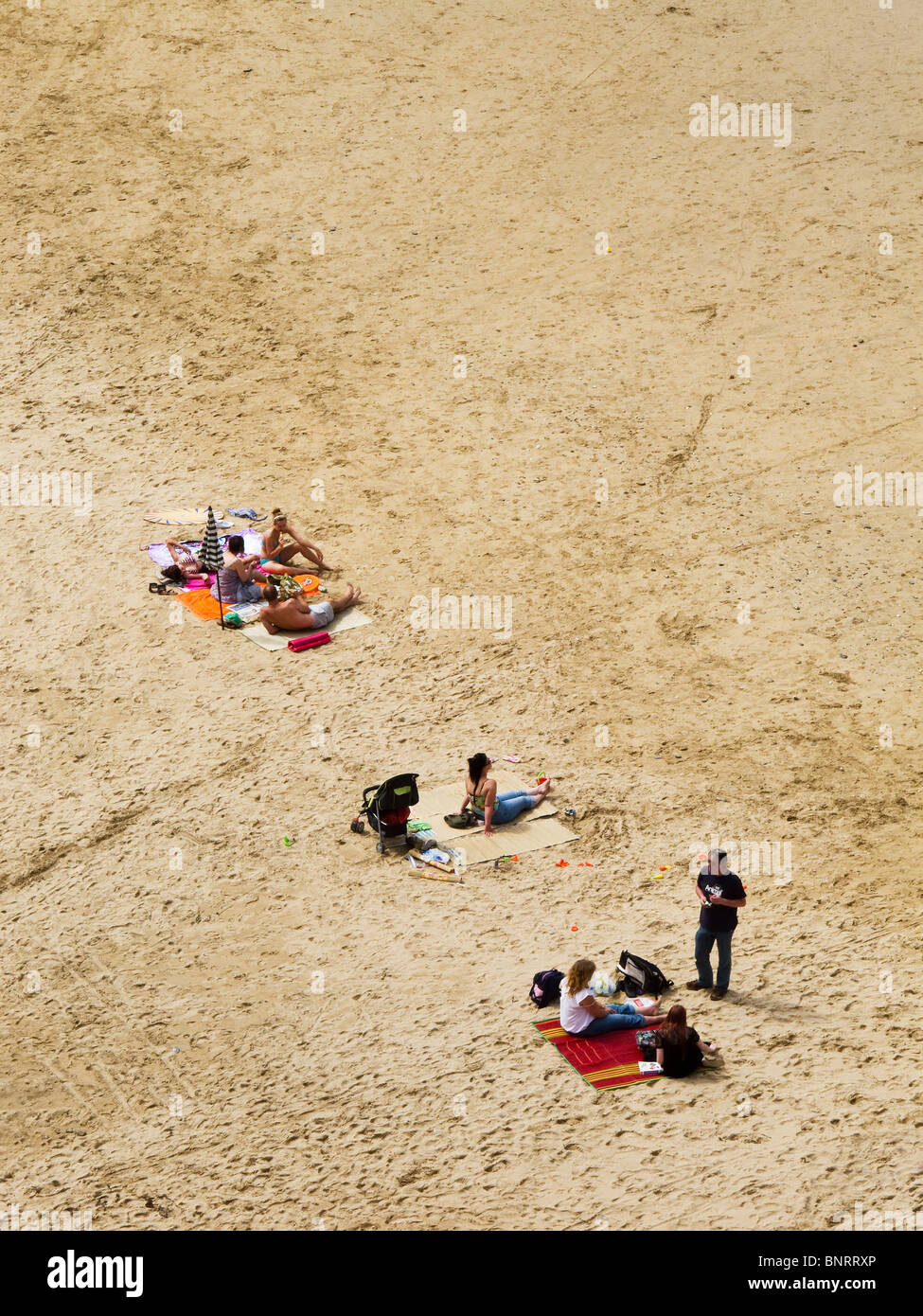 Les vacanciers à bronzer sur une plage. Photo par Gordon 1928 Banque D'Images