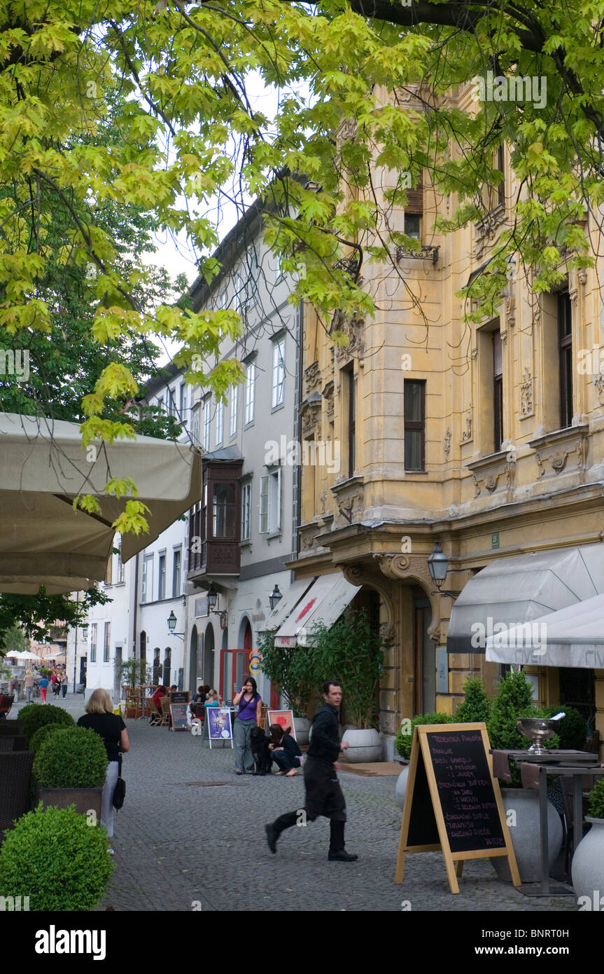 Cankarjevo nabrezje, une esplanade riverside à Staro Mesto, la vieille ville de Ljubljana Banque D'Images