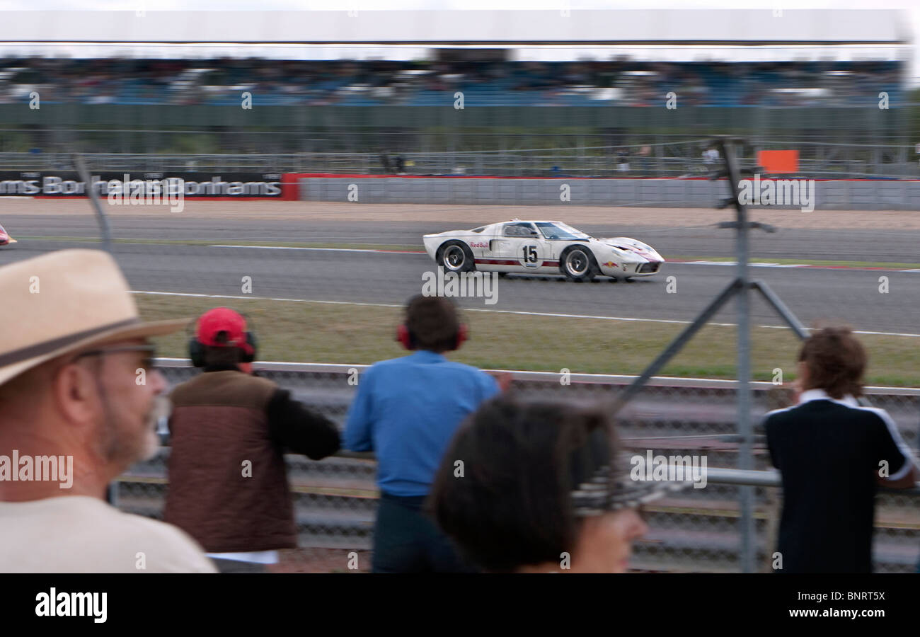 Ford GT 40 course à Silverstone Classic réunion de courses. Banque D'Images