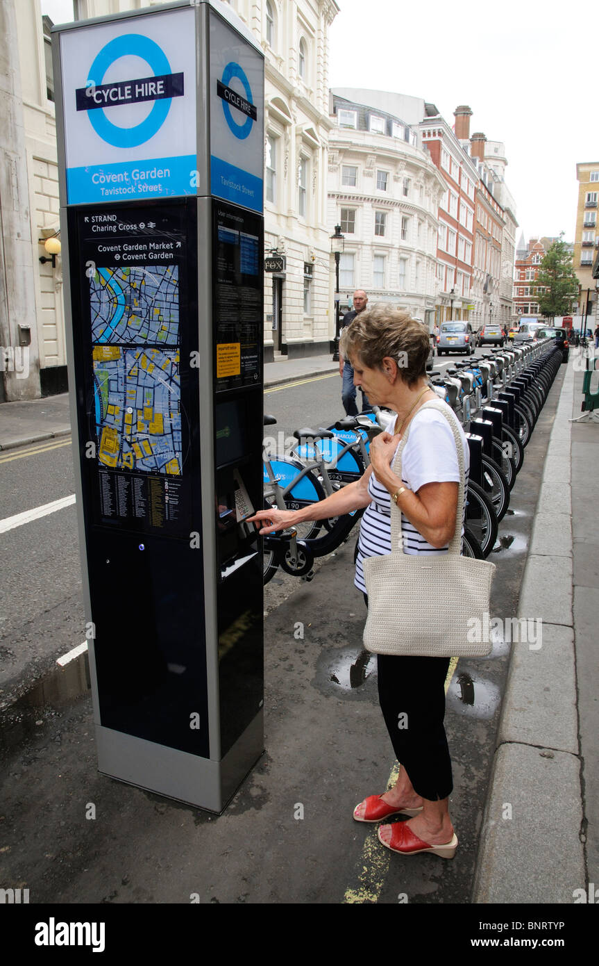 Femme à l'aide de la fonction de la machine Système de Cycle en collaboration avec Barclays et Transport for London Cycles à Coven dans d' Banque D'Images