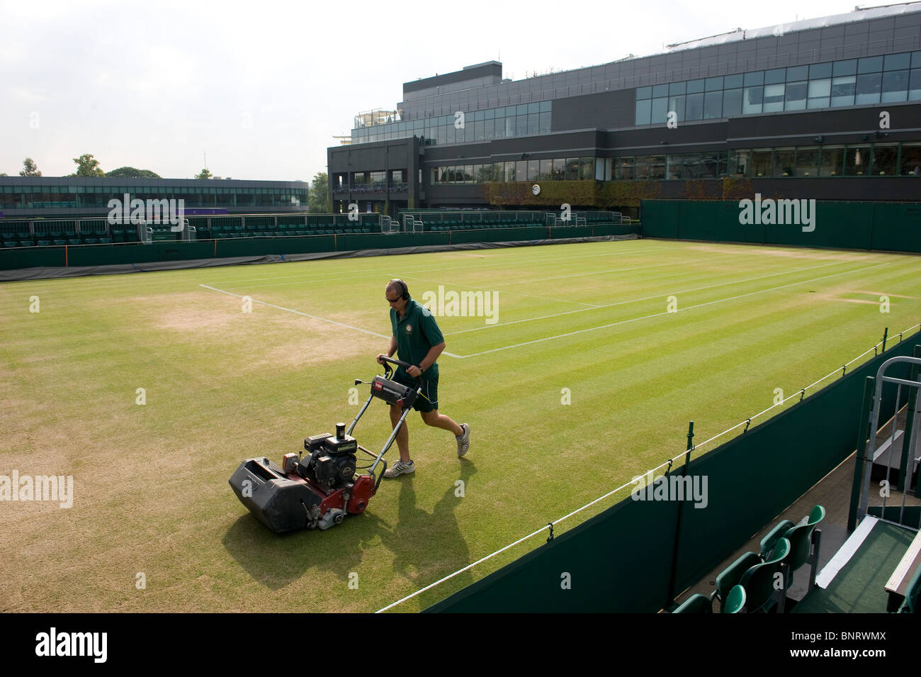 L'herbe sur cour 15 est coupée pendant la Wimbledon Tennis Championships 2010 Banque D'Images
