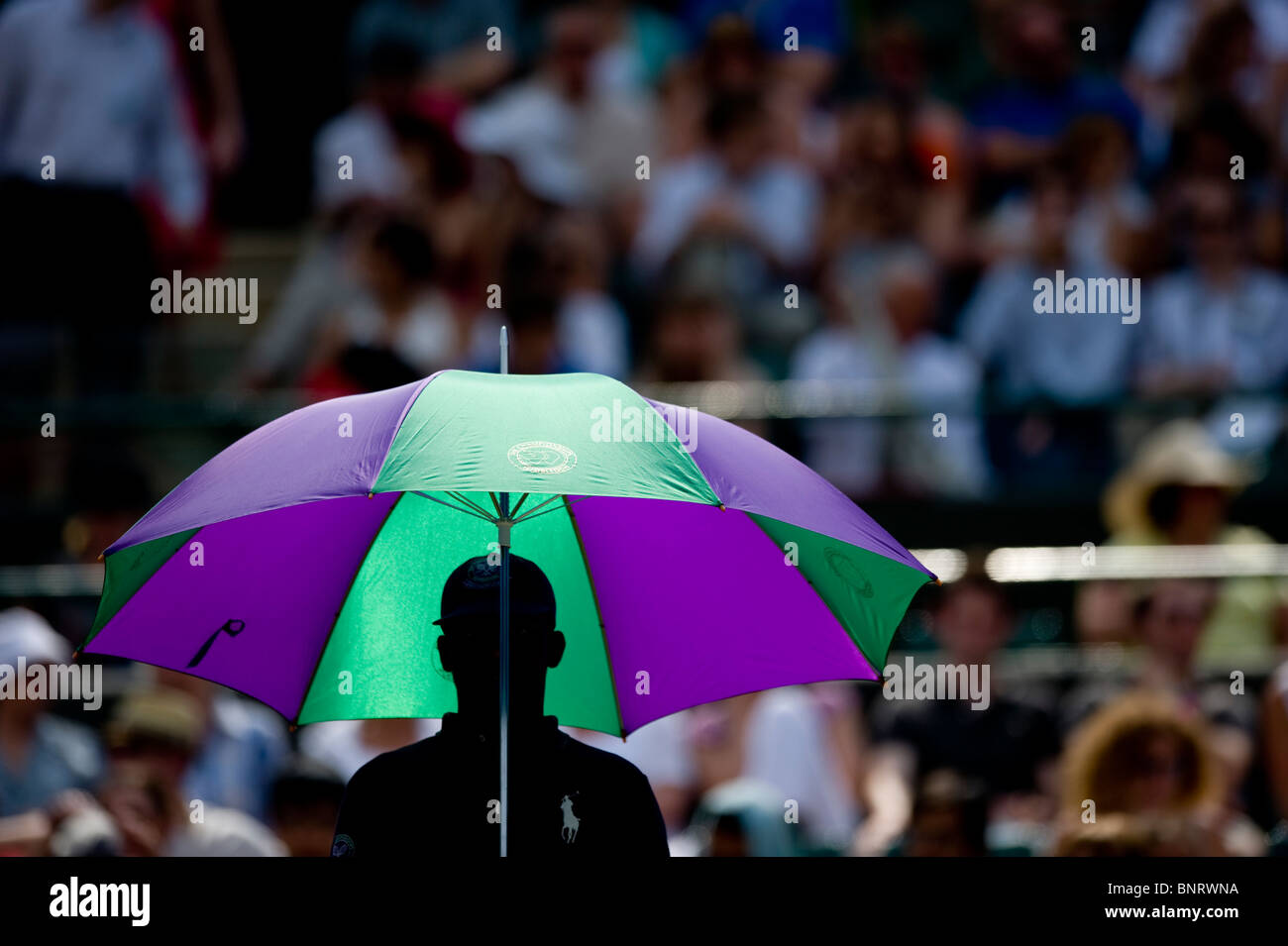 Ball boy est titulaire d'un parapluie sur cour pendant les Championnats de tennis de Wimbledon 2010 Banque D'Images