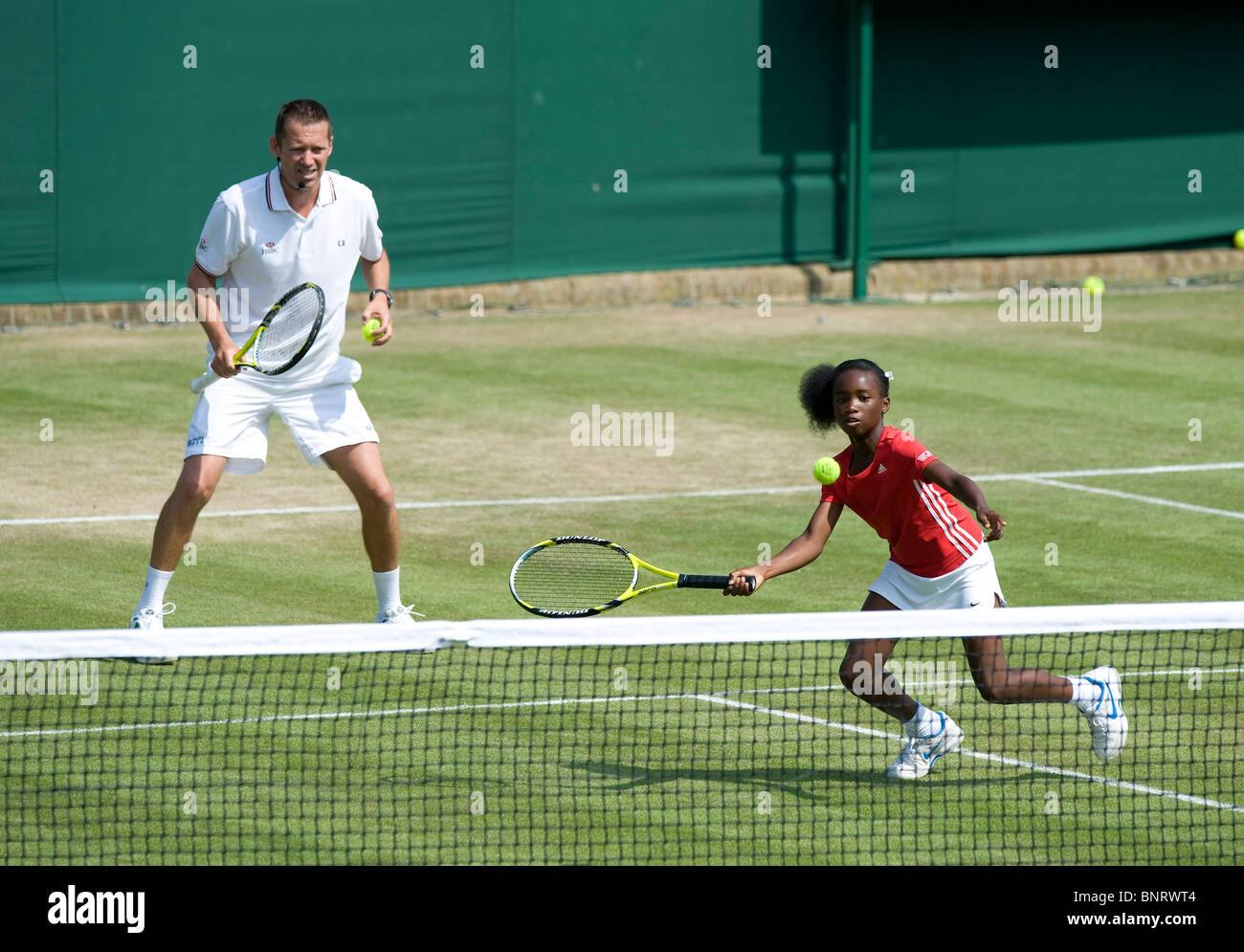 Une jeune fille s'entraîne au tennis au cours de la Tennis de Wimbledon 2010 Banque D'Images