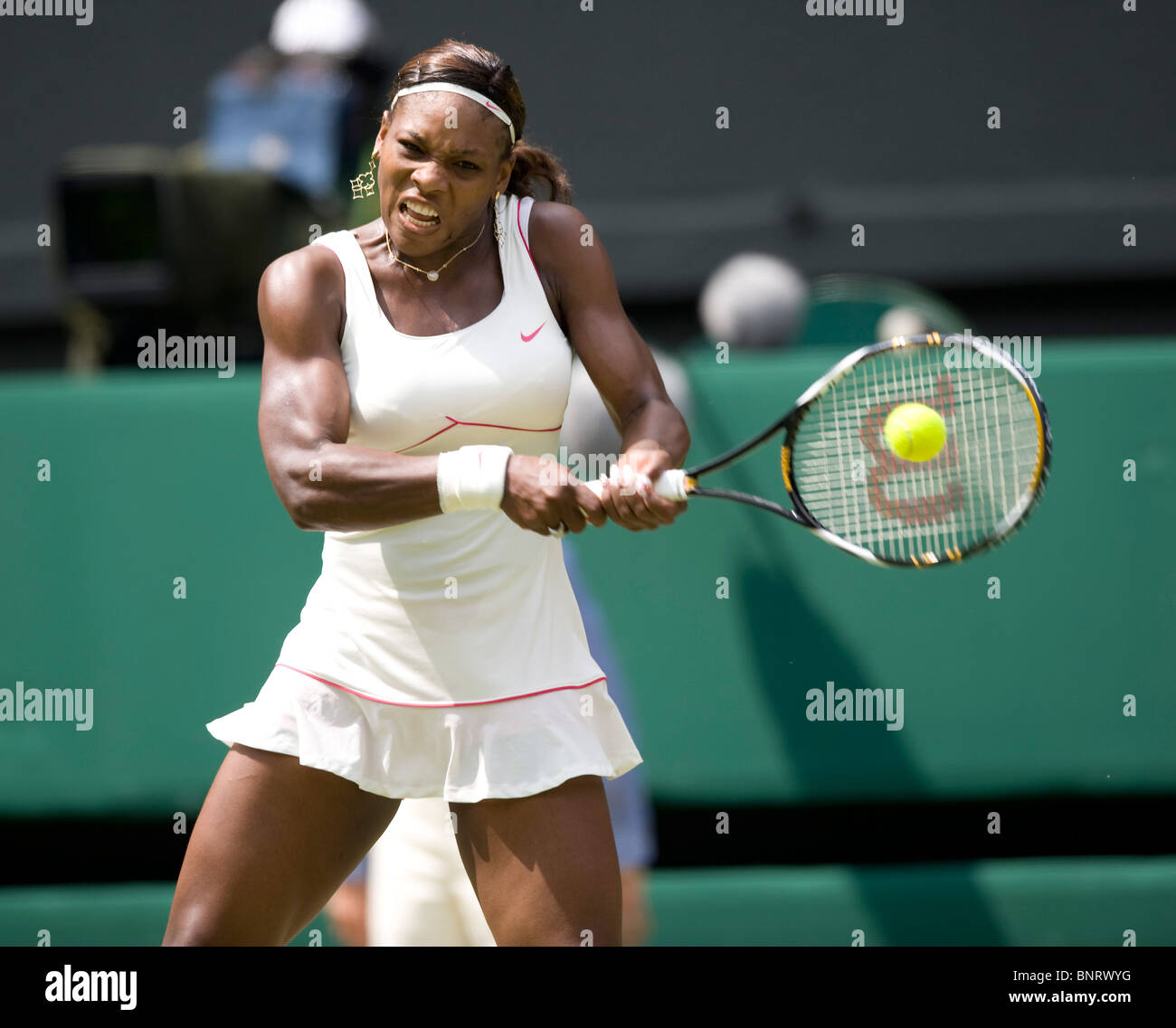 Serena Williams (USA) en action au cours de la Tennis de Wimbledon 2010 Banque D'Images