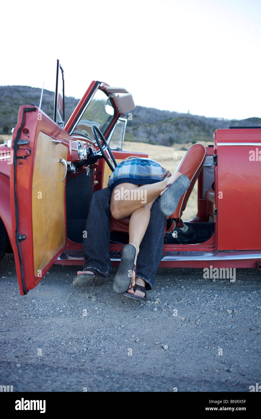 Les jambes de couple à l'intérieur d'une voiture rétro. Banque D'Images