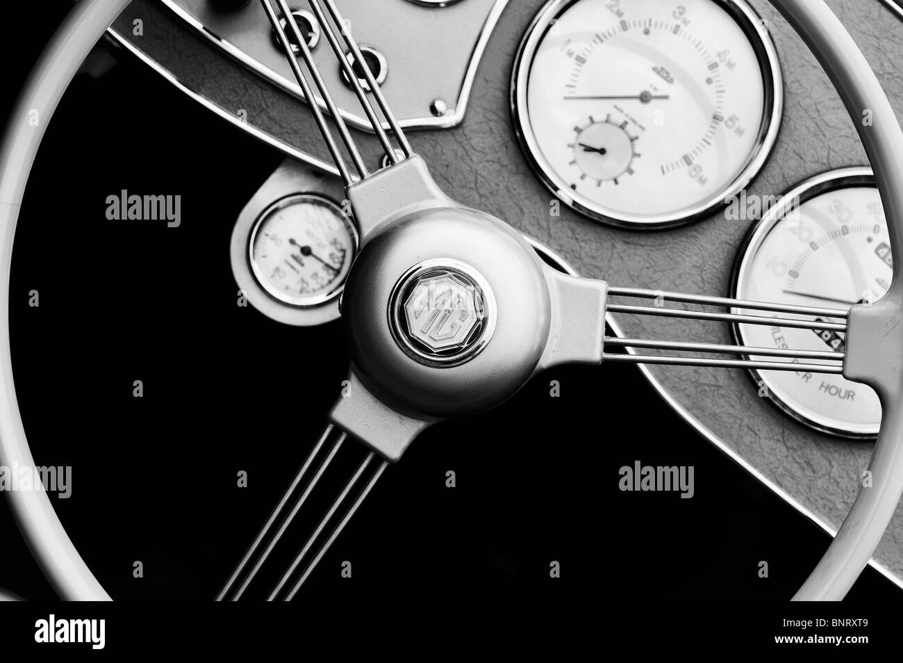 Voiture de sport MG Vintage intérieur. Voiture de sport britannique classique. Monochrome Banque D'Images