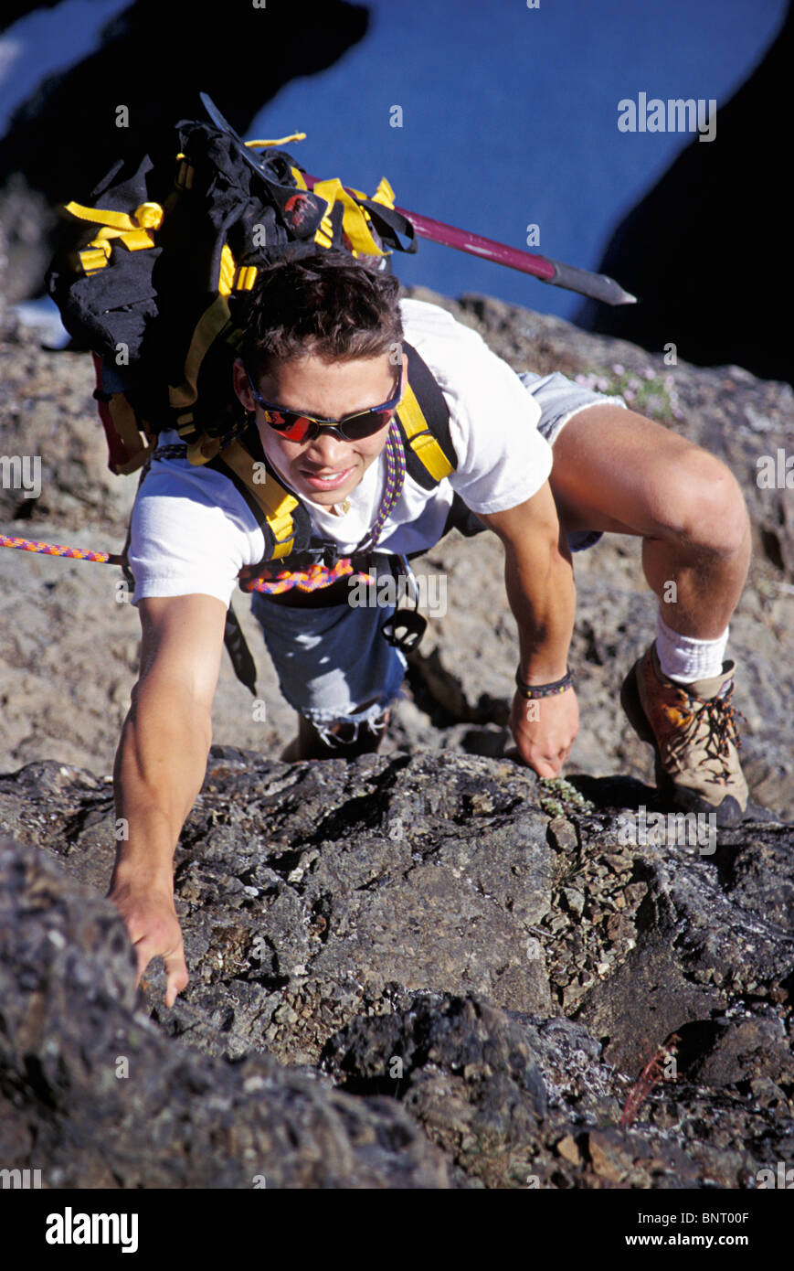 Sac à dos d'alpinisme avec l'escalade de glacier au-dessus. Banque D'Images