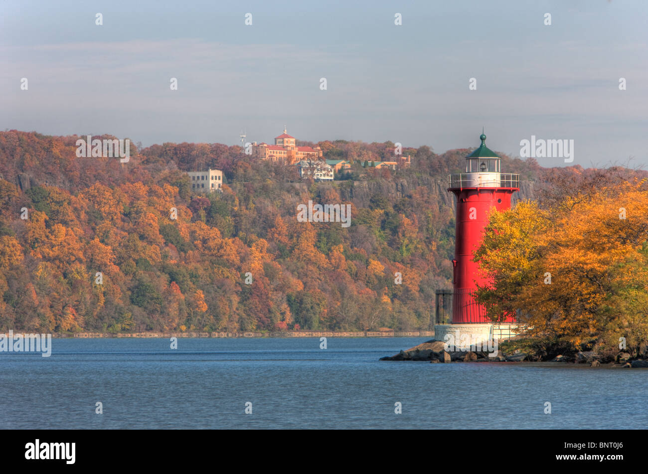 Jeffrey's Hook Lighthouse sur l'Hudson, sous le pont George Washington, vue de Fort Washington Park Banque D'Images