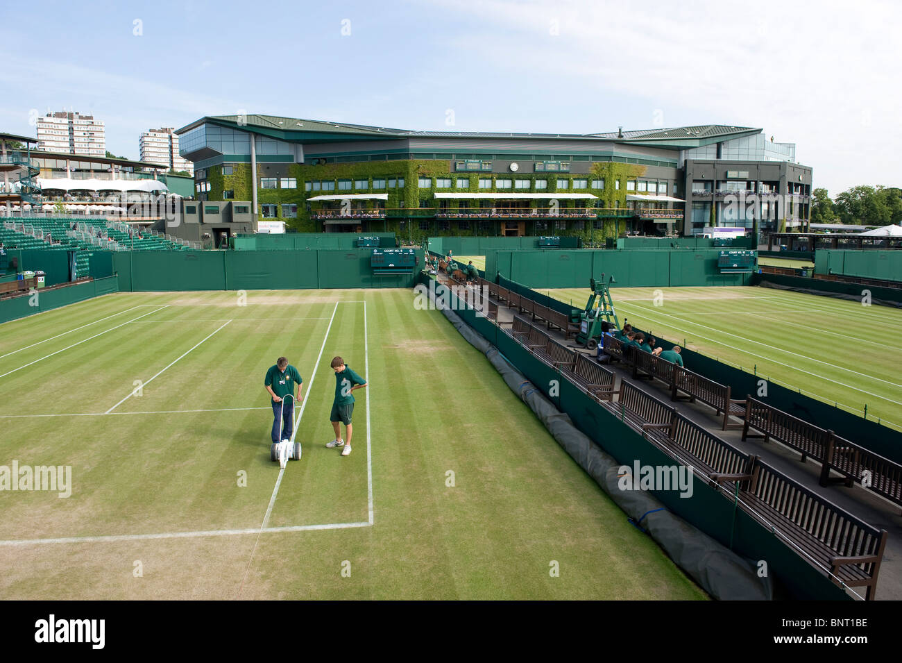 Tandis que les lignes sont peintes sur cour 9 pendant la Wimbledon Tennis Championships 2010 Banque D'Images
